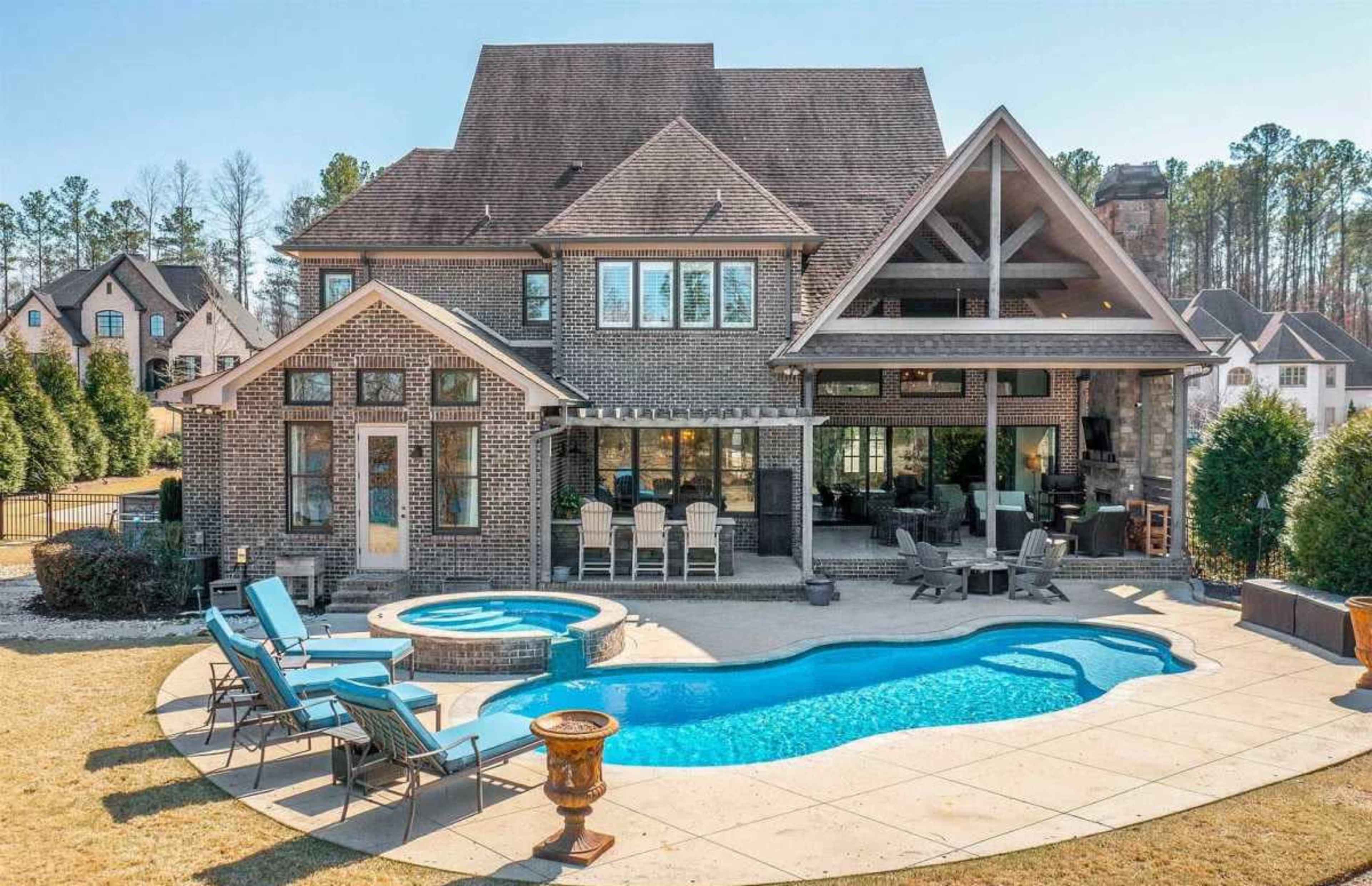 Luxury Golf-Course Estate with Resort Pool, Vaulted Ceilings & Outdoor Fireplace Image in Hoover, HOOVER, AL