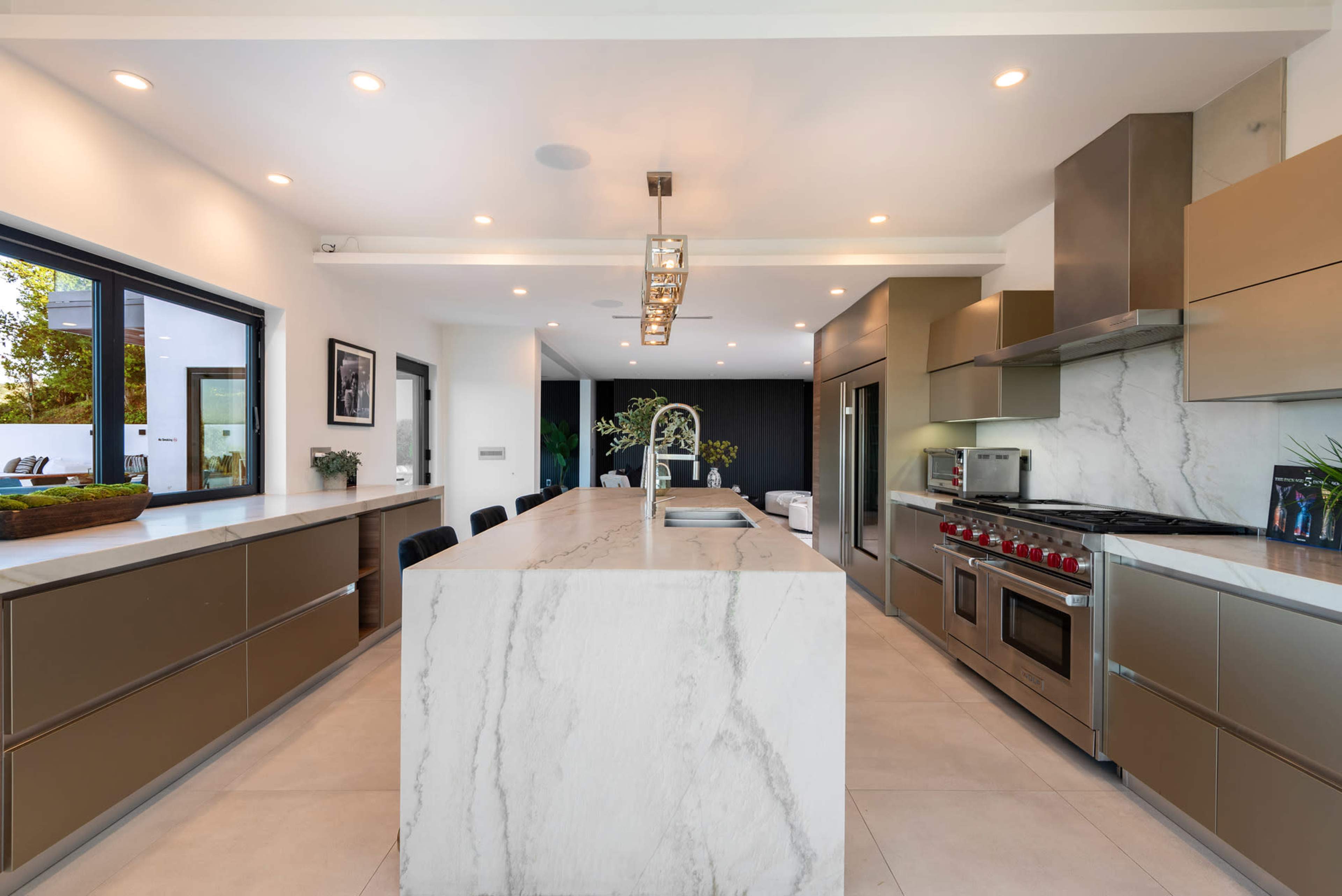 GAYLE VILLA MODERN W/INFINITY POOL CANYON VIEWS Image in Tarzana, Los Angeles, CA