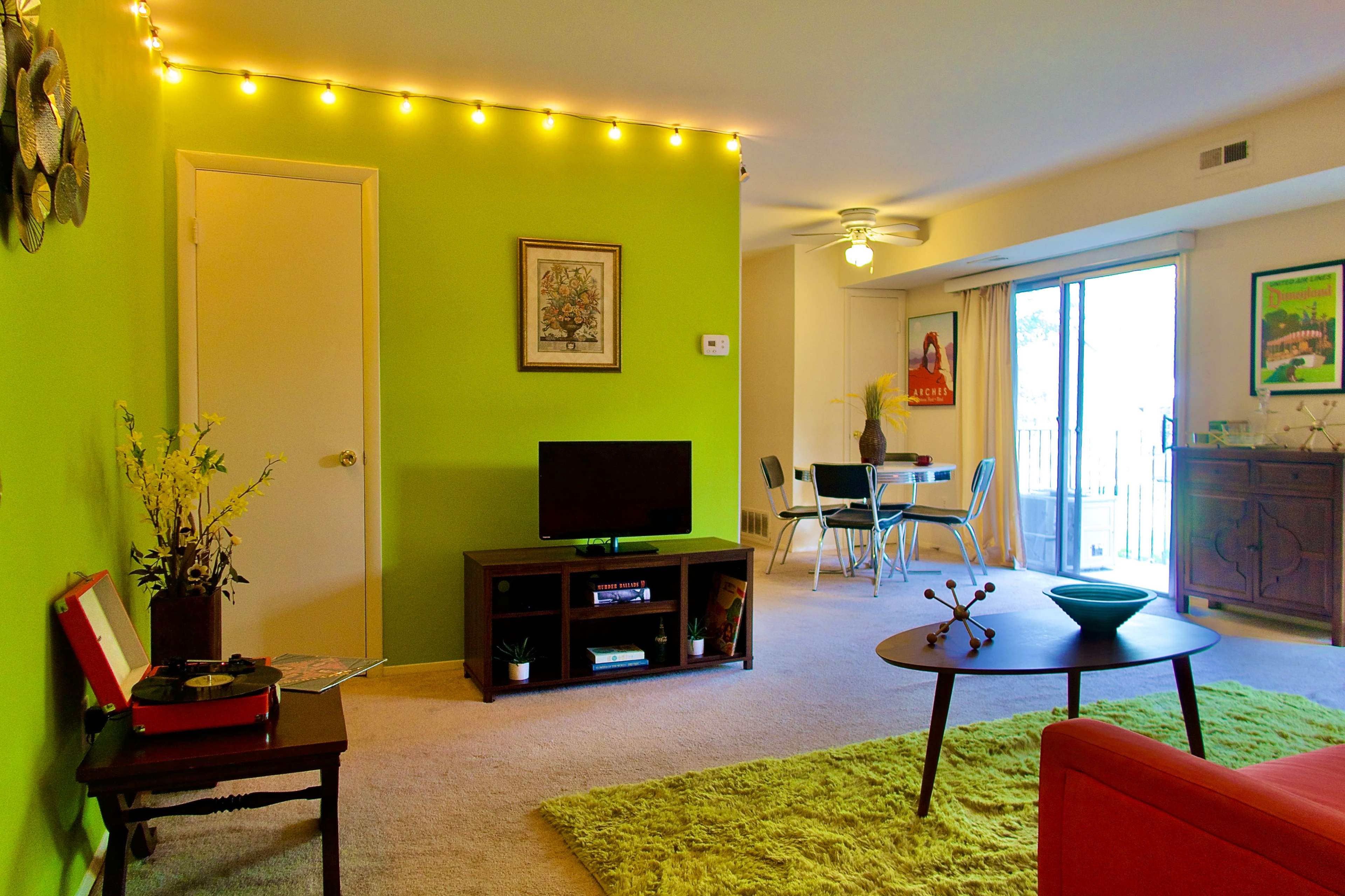 Retro Themed Apartment | VINTAGE Mid Century Theme Image in Cherrydale, Arlington, VA