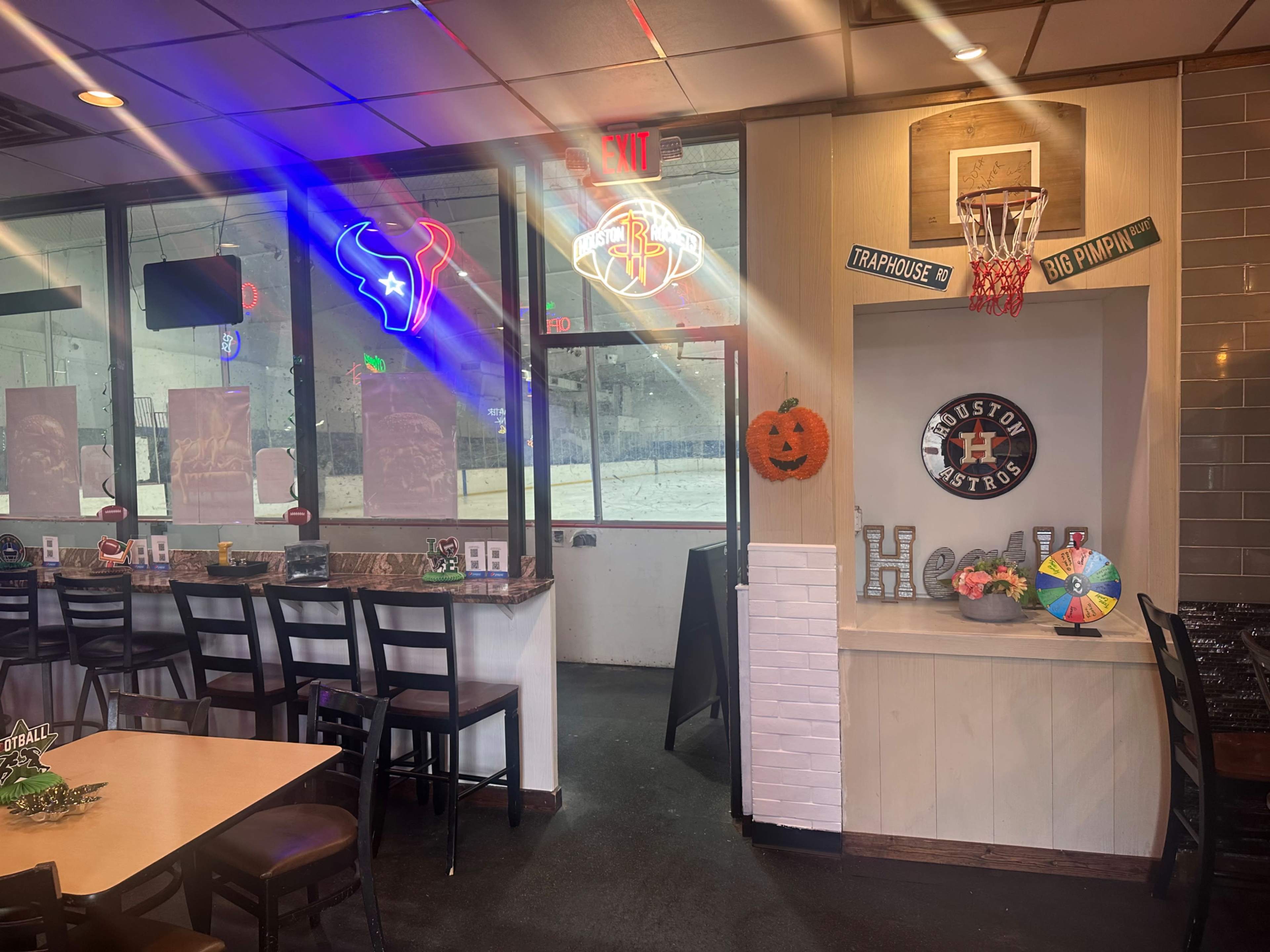 Large Restaurant with Bar and Grill Image in Sugar Land, Sugarland, TX