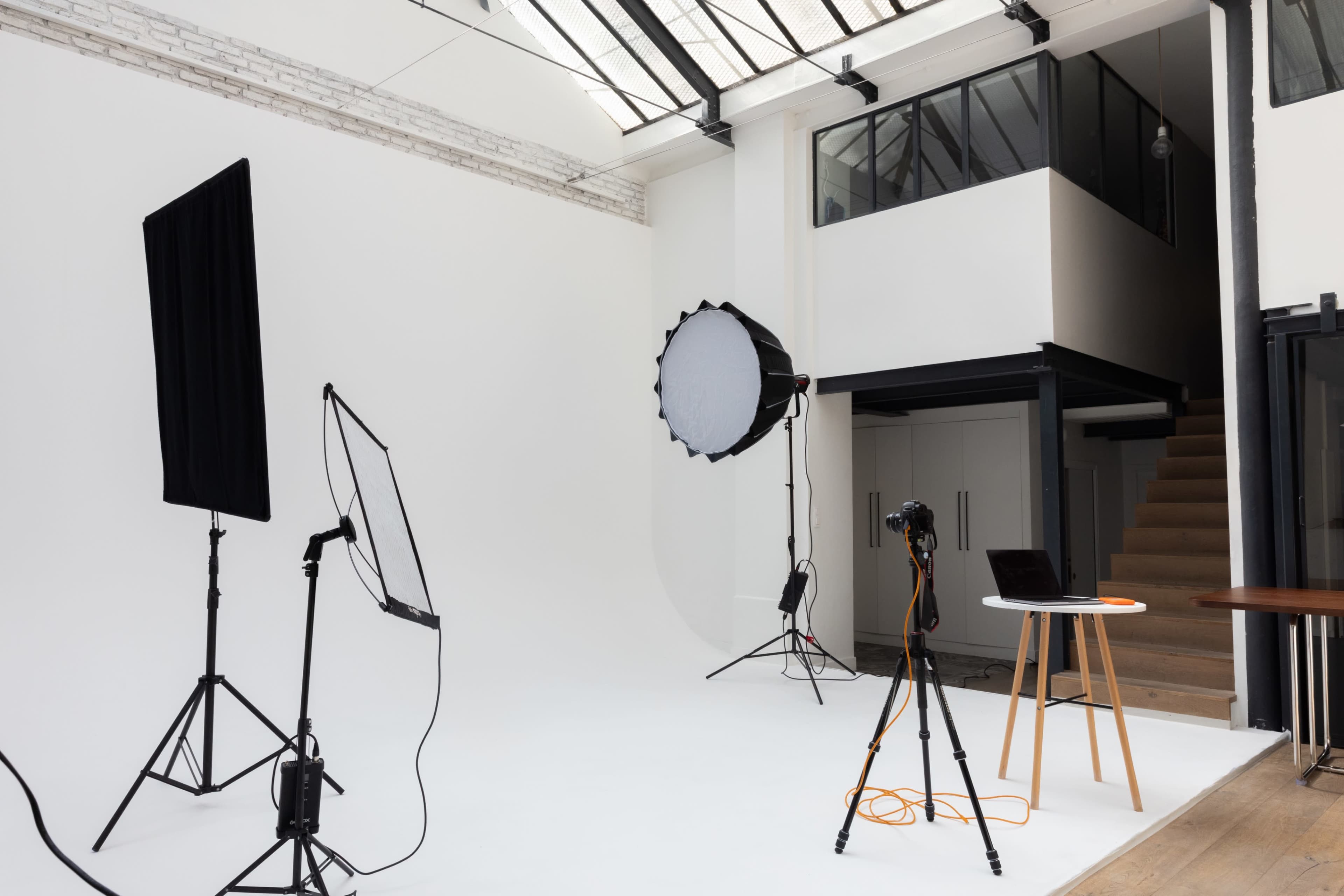 Loft lumineux avec cyclo et zones modulables Image in Ste Marguerite, Paris, 