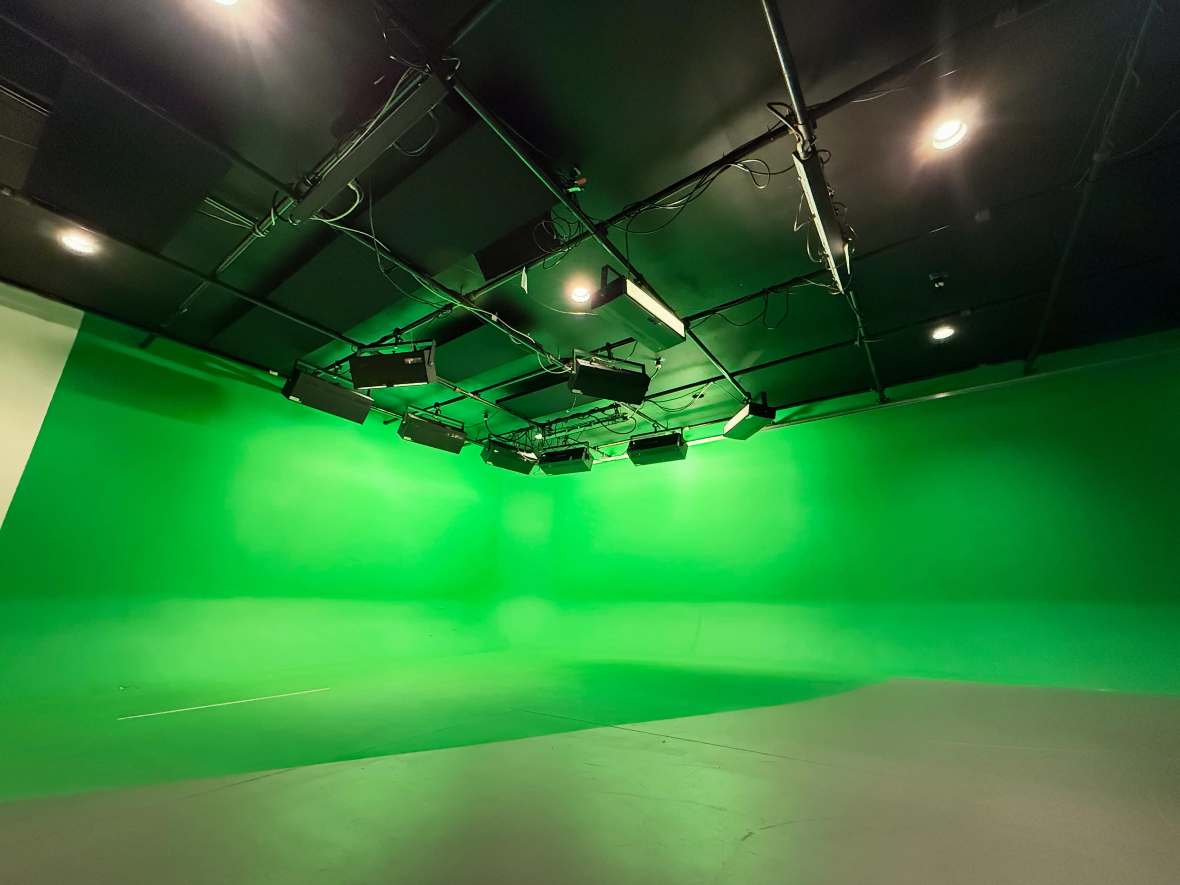 Cyclorama Studio | Green & White Walls Image in East Pikeland Township, Phoenixville, PA