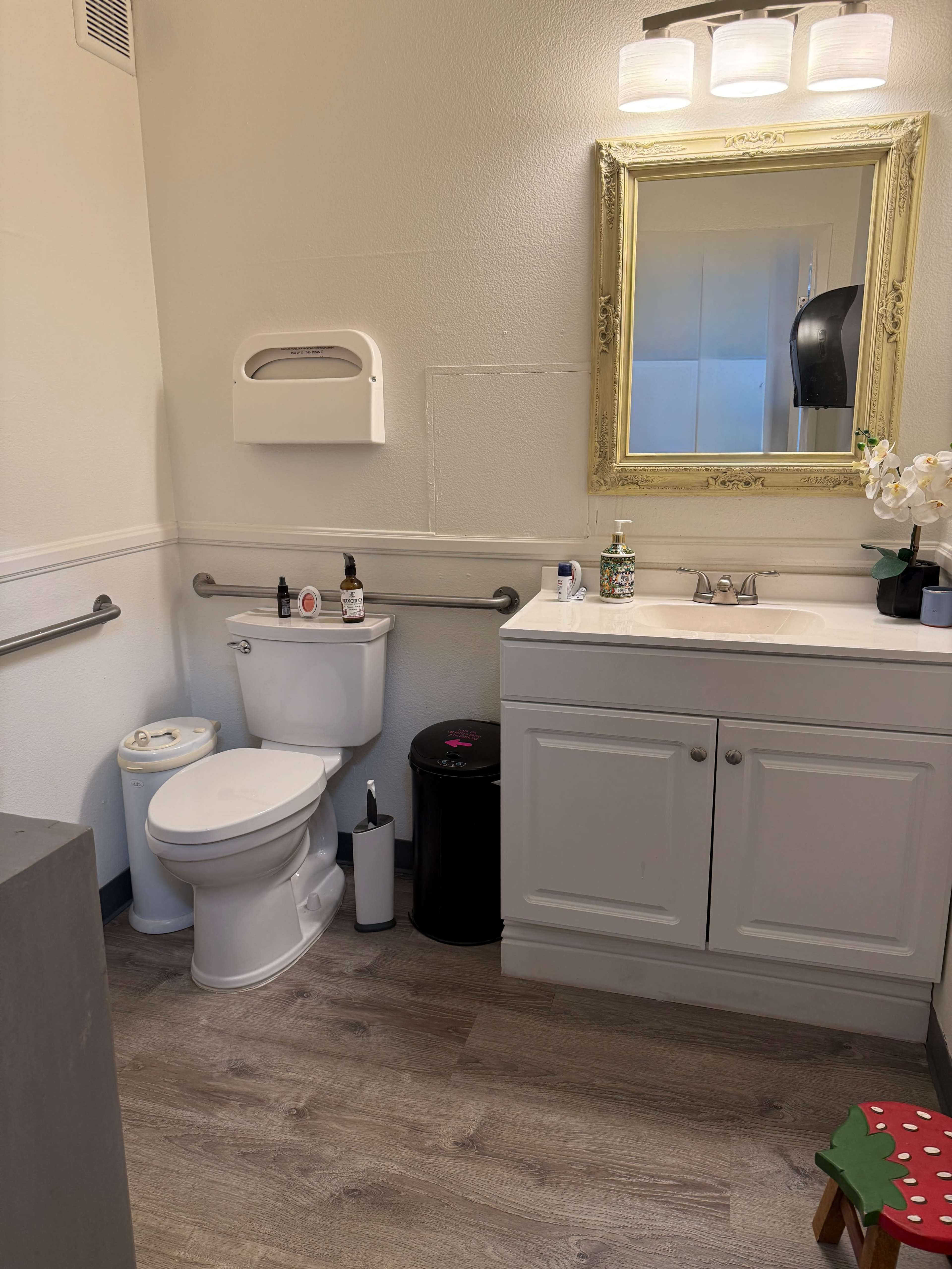 Bright, clean & cozy studio perfect for small classes, photo shoots, and meetings in a walkable neighborhood Image in Sherman Oaks, Sherman Oaks, CA