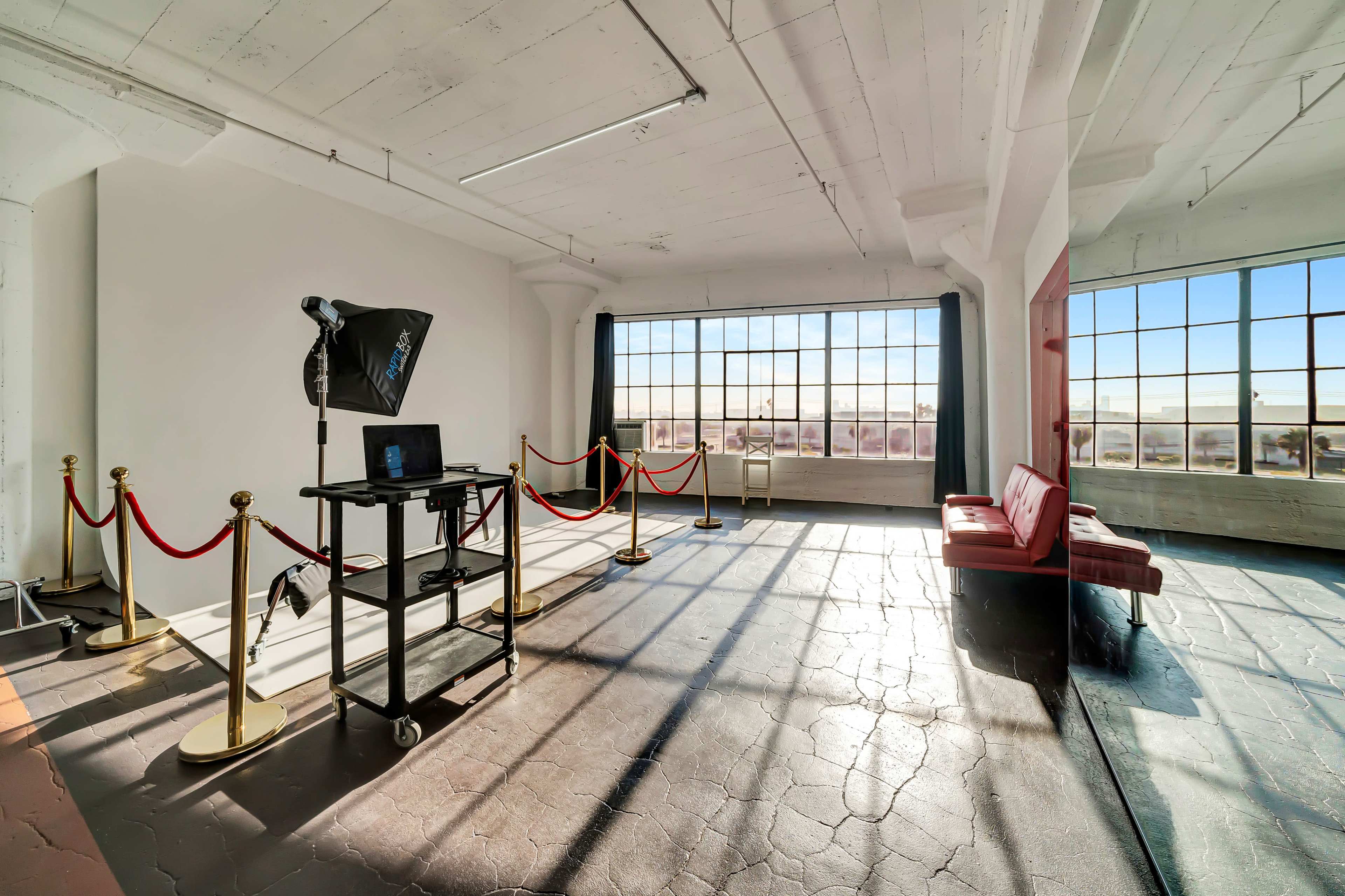 519: Bright Natural Light Cyc Wall Studio w/ Skyline View & FREE LIGHTING/EQUIPMENT! (AC & Heater Available!) Image in Central LA, Los Angeles, CA