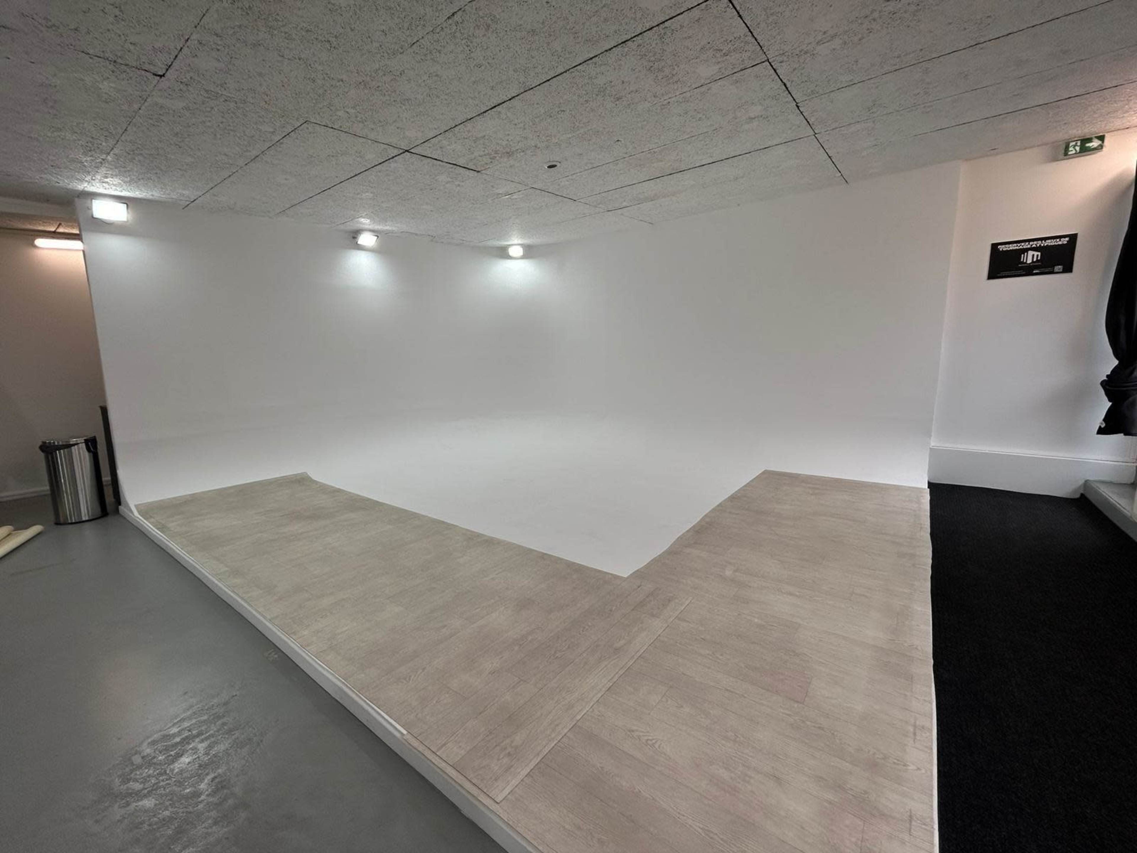 Studio Photo Vidéo Cyclorama attractif aux portes de Paris Image dans , la courneuve, 