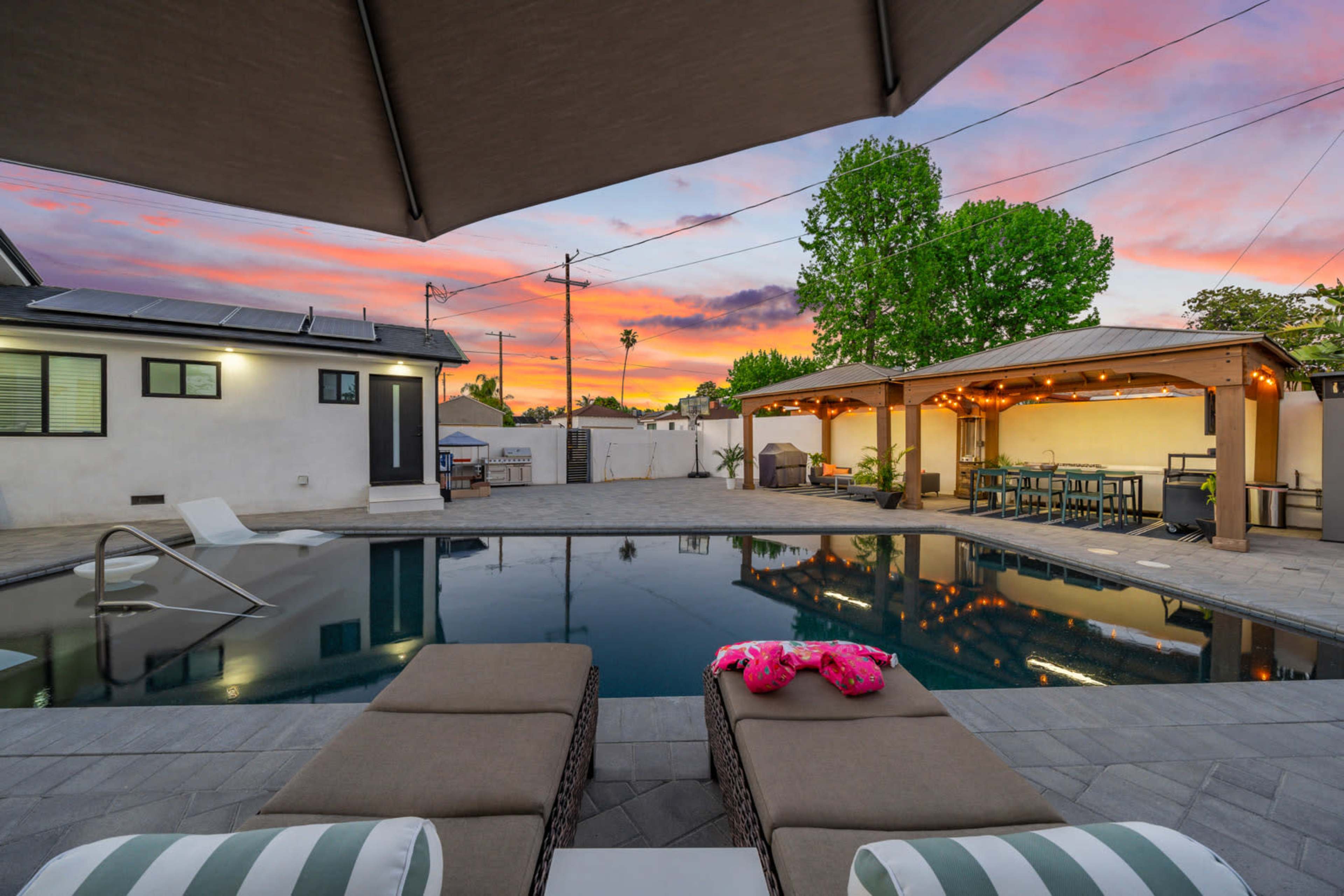 Chic Contemporary Home with Pool, BBQ,  and Outdoor Entertaining Areas Image in Valley Glen, Valley Glen, CA