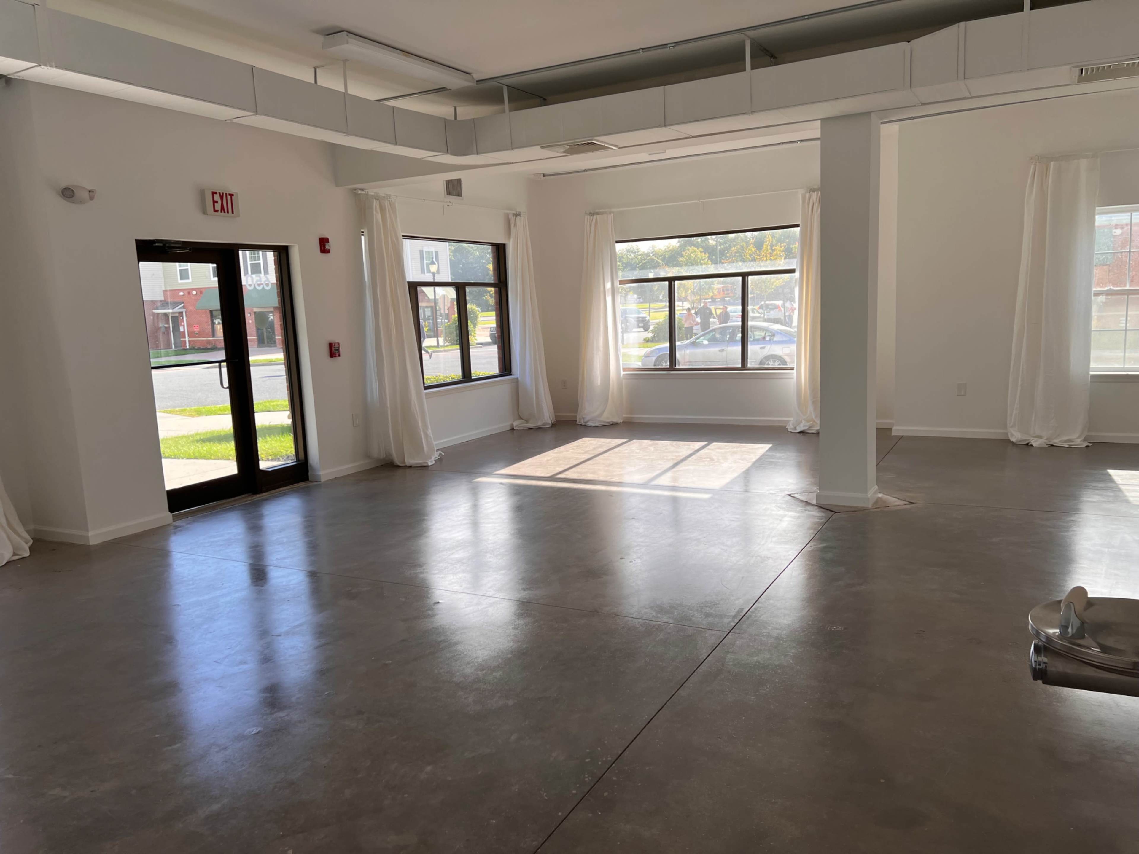 Empty Studio with Natural Light Image in Brookhaven, Coram, NY