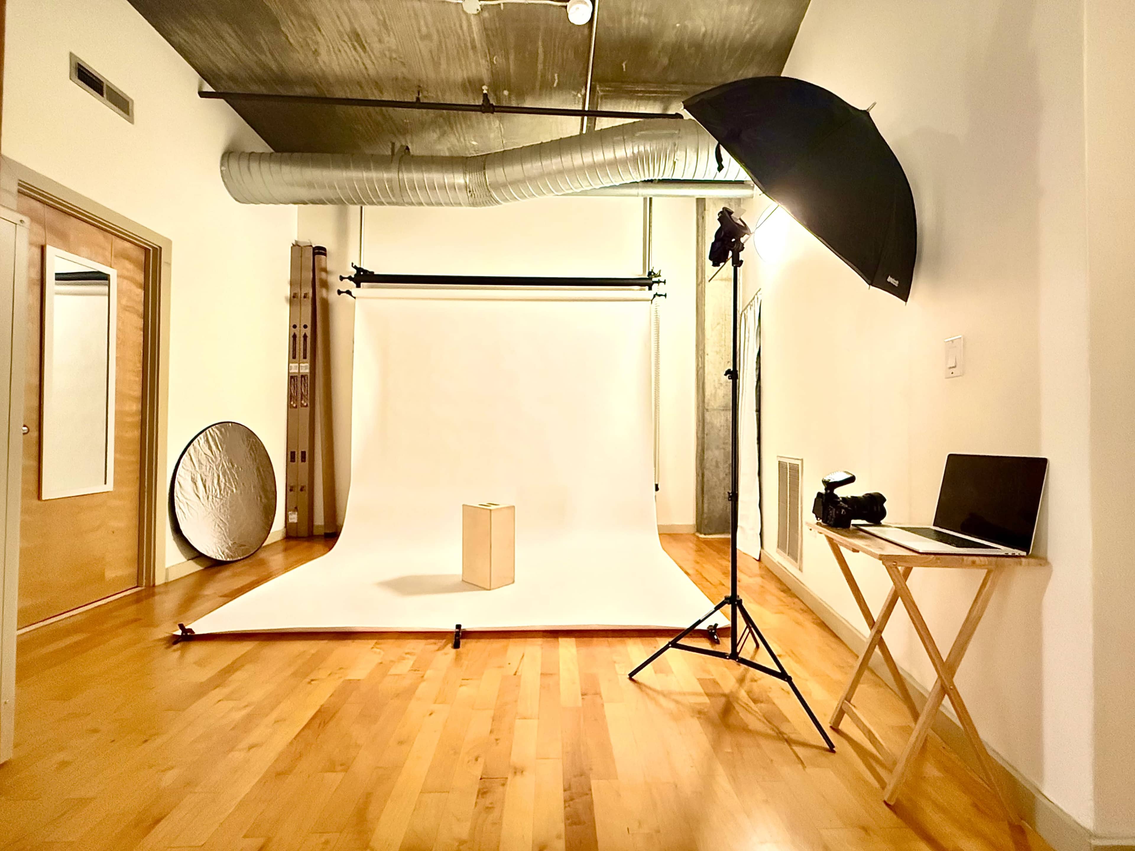 Minimalist Photo Studio w/ Backdrops & Cozy Lounge - Perfect for Creatives Image in Downtown Atlanta, Atlanta, GA