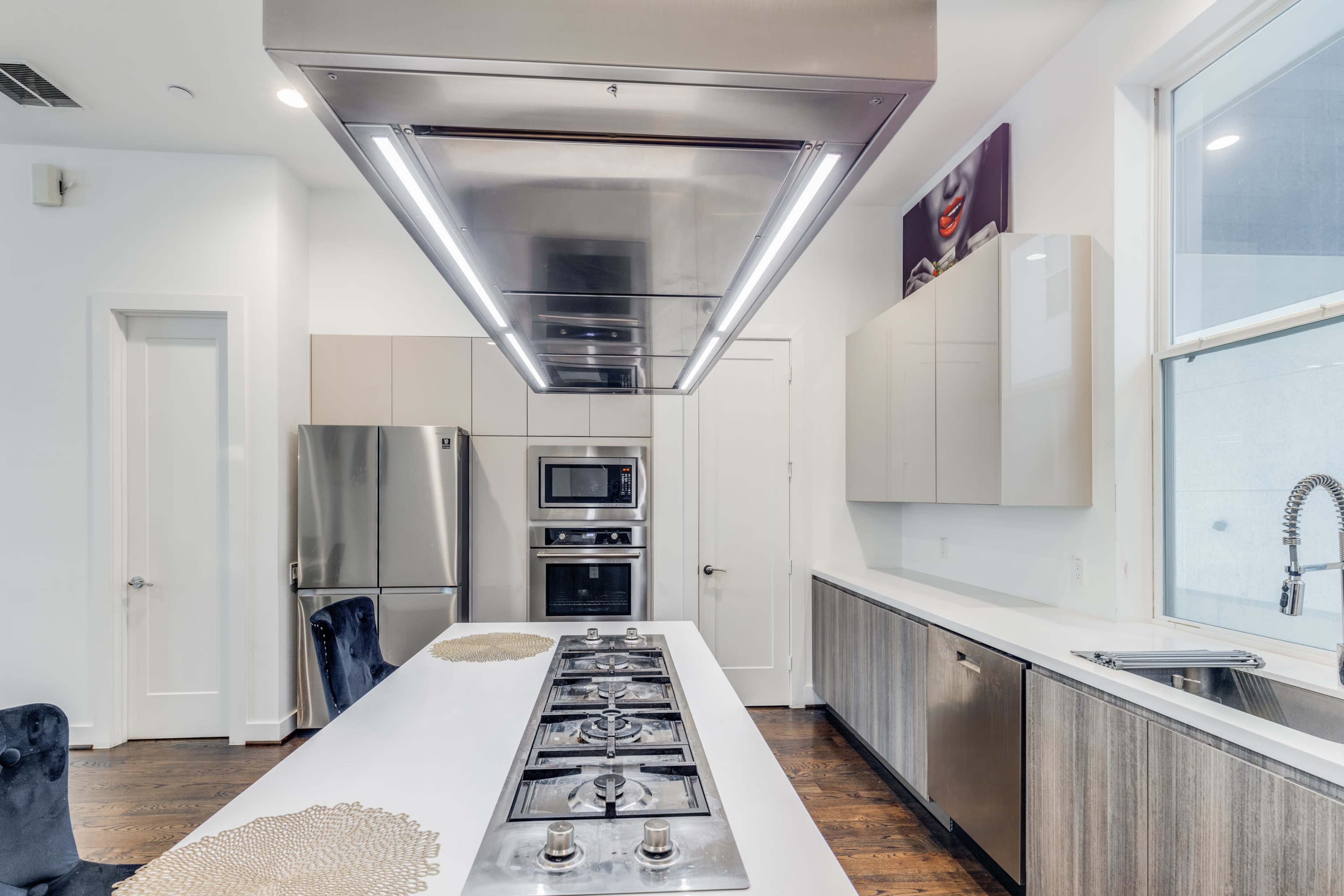 Sleek Italian Modern Townhome with Luxe Finishes in Uptown Houston Image in Spring Branch East, Houston, TX