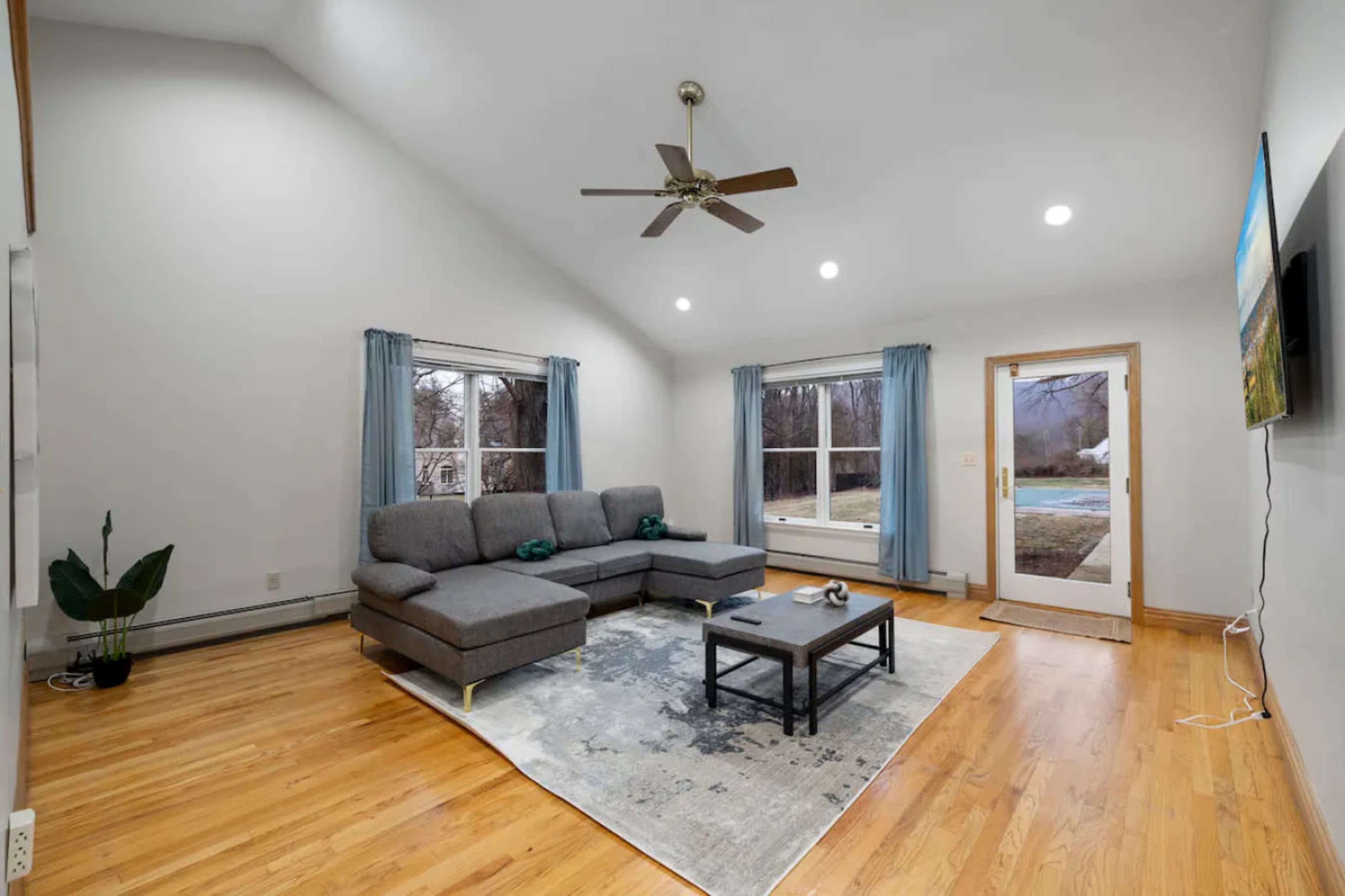 Big Yard, Pool, Fire Pit & Billiards! Image in Ramapo, Suffern, NY