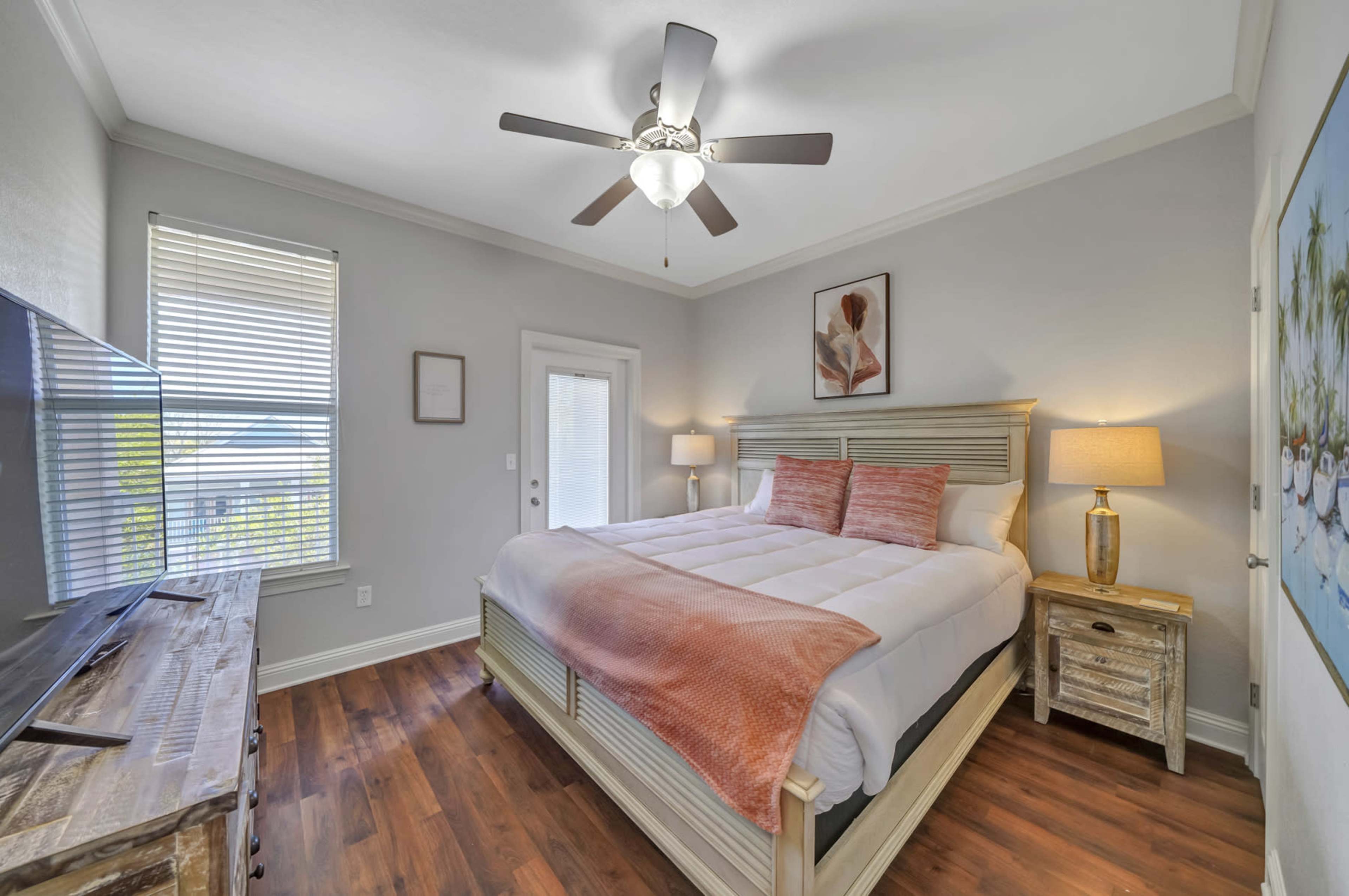 Luxurious Beach Getaway with Spacious Rooms, Pool Access & Modern Amenities Image in Destin, Destin, FL