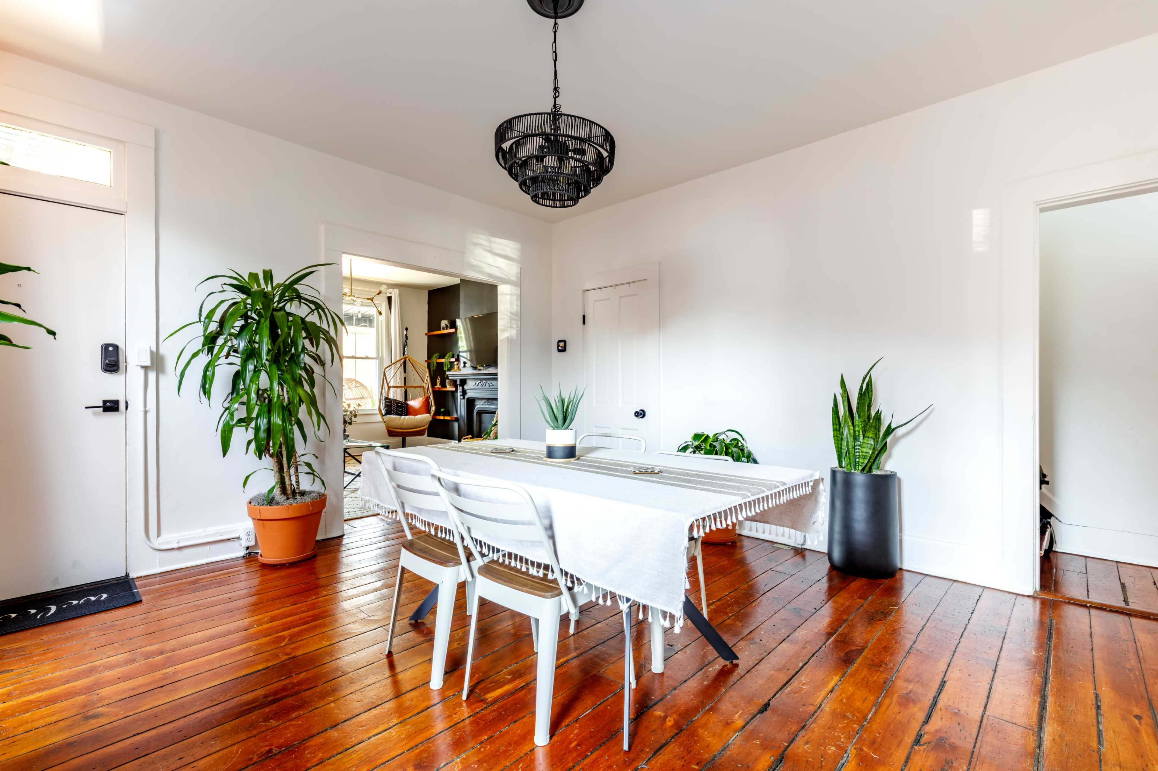 Casita Verde 🌿🐯Short North • Convention • King Bed • Parking Free Image in Italian Village, Columbus, OH