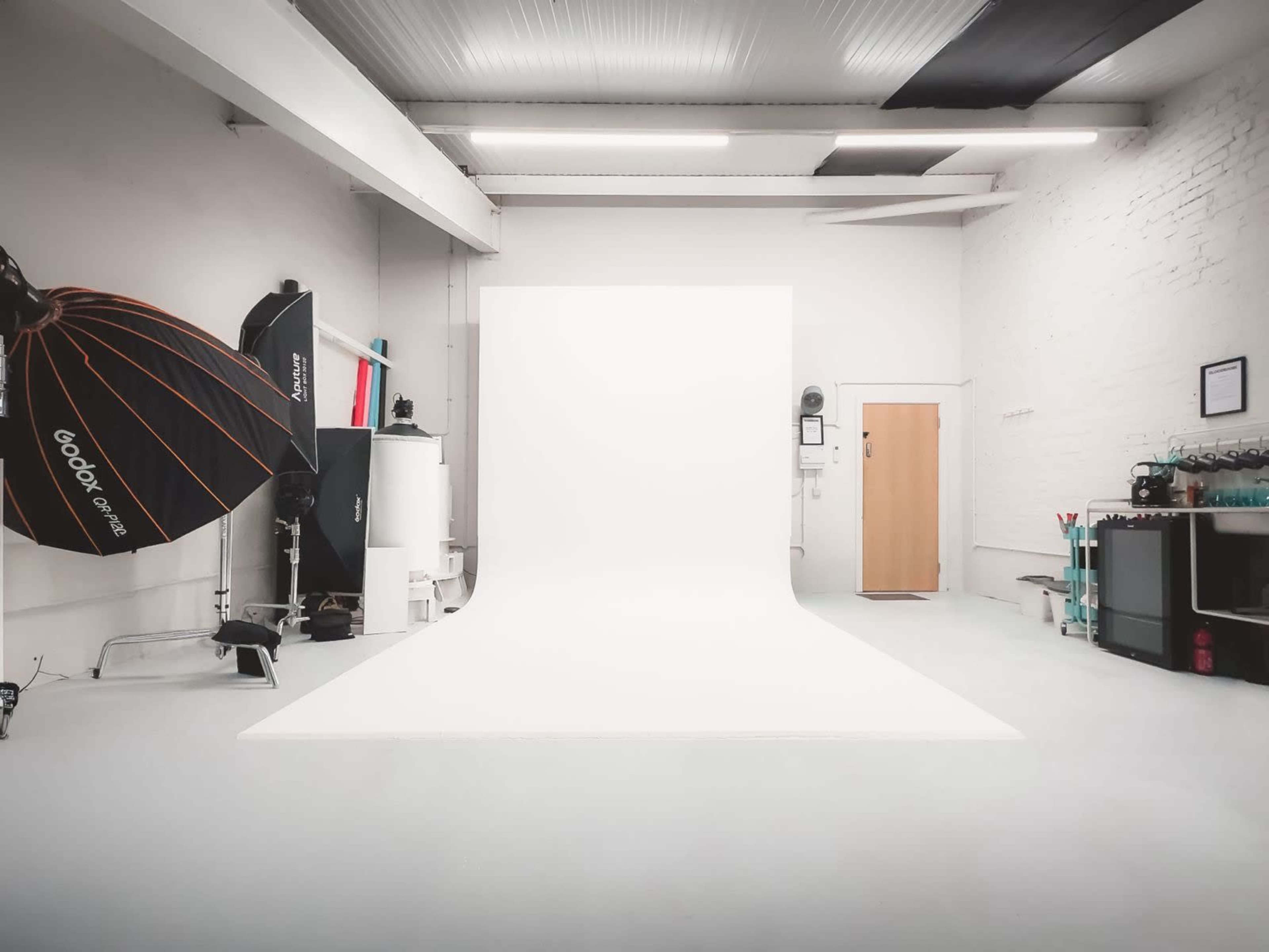 Industrial Photo & Video studio in N London - 3x3m Cyc Wall/Flash/modifiers included Image in London, London, ENG