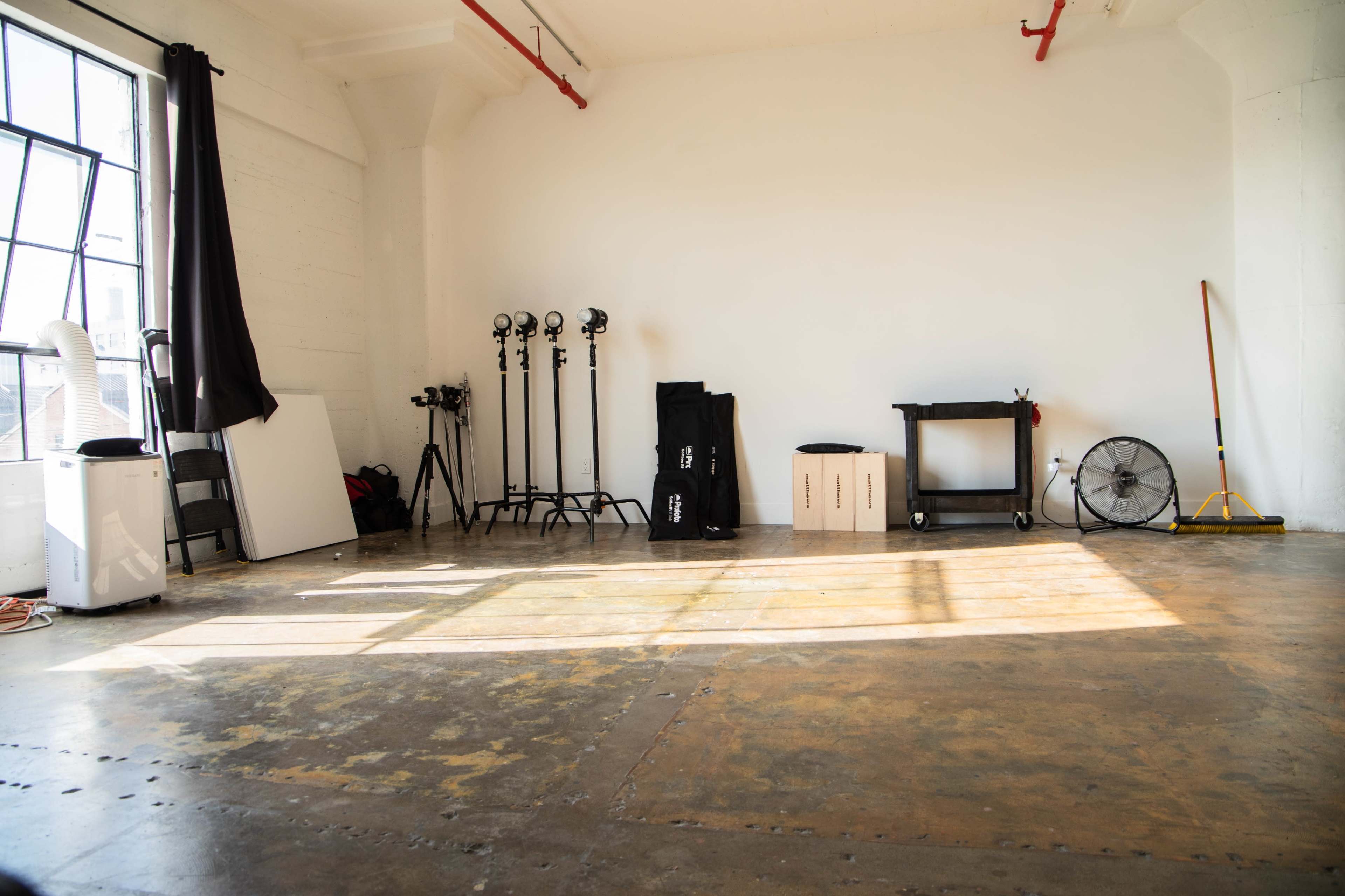 ALL INCLUSIVE PROFOTO EQUIPPED NATURAL LIGHT STUDIO Image in Central LA, Los Angeles, CA