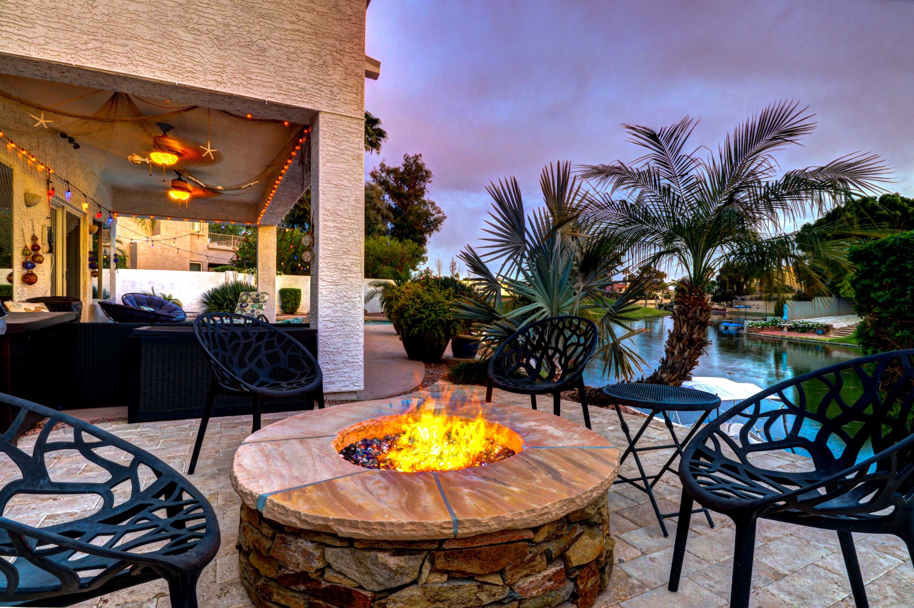 Contemporary Modern Lakefront - Black and White with Splashes of Color Image in Ocotillo Association, Chandler, AZ