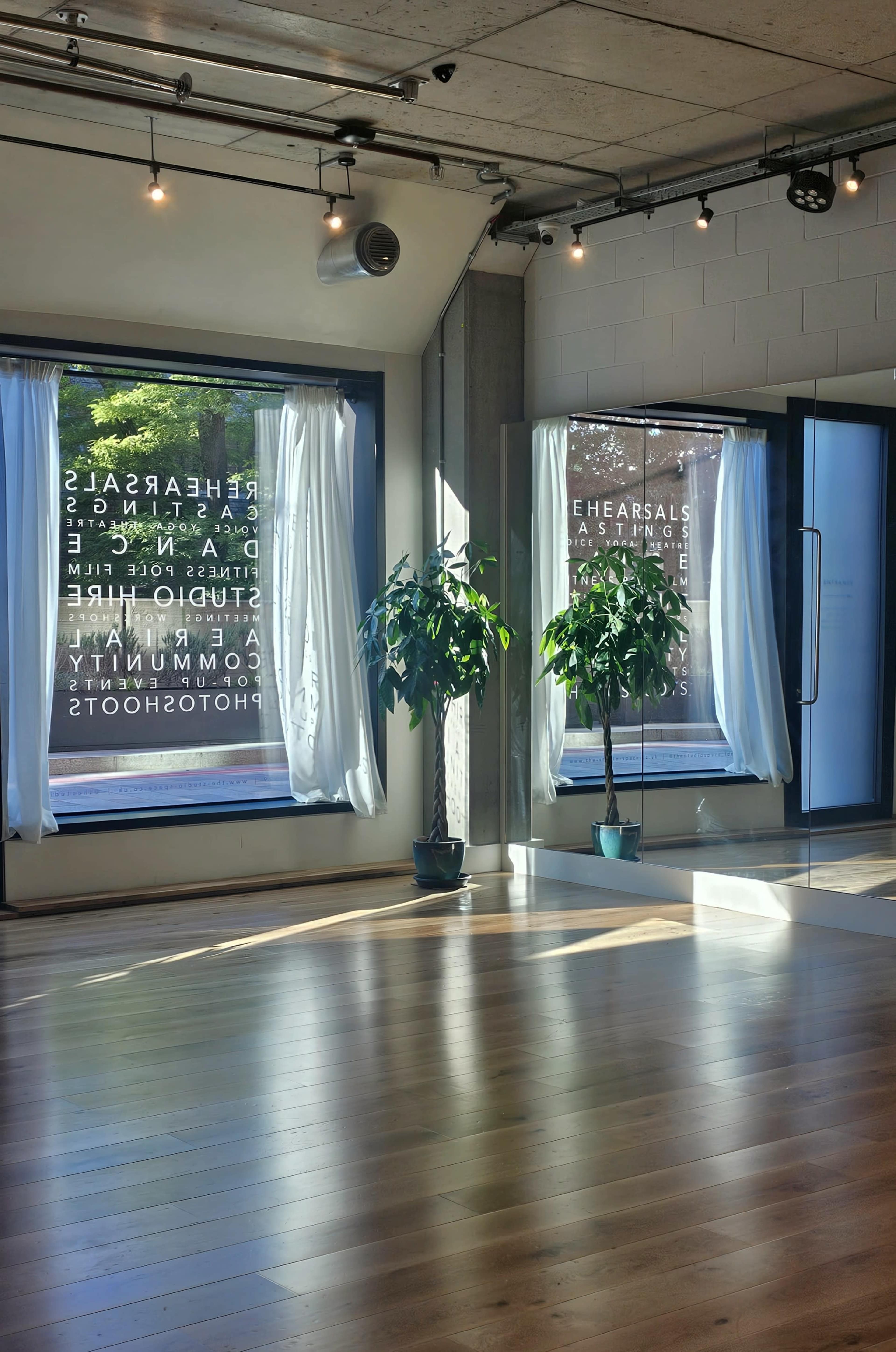 Bright and Beautiful Dance Studio |From £80 p/h| Perfect for Photo Shoots and Filming - S1 Image in Shepherd's Bush, London, ENG