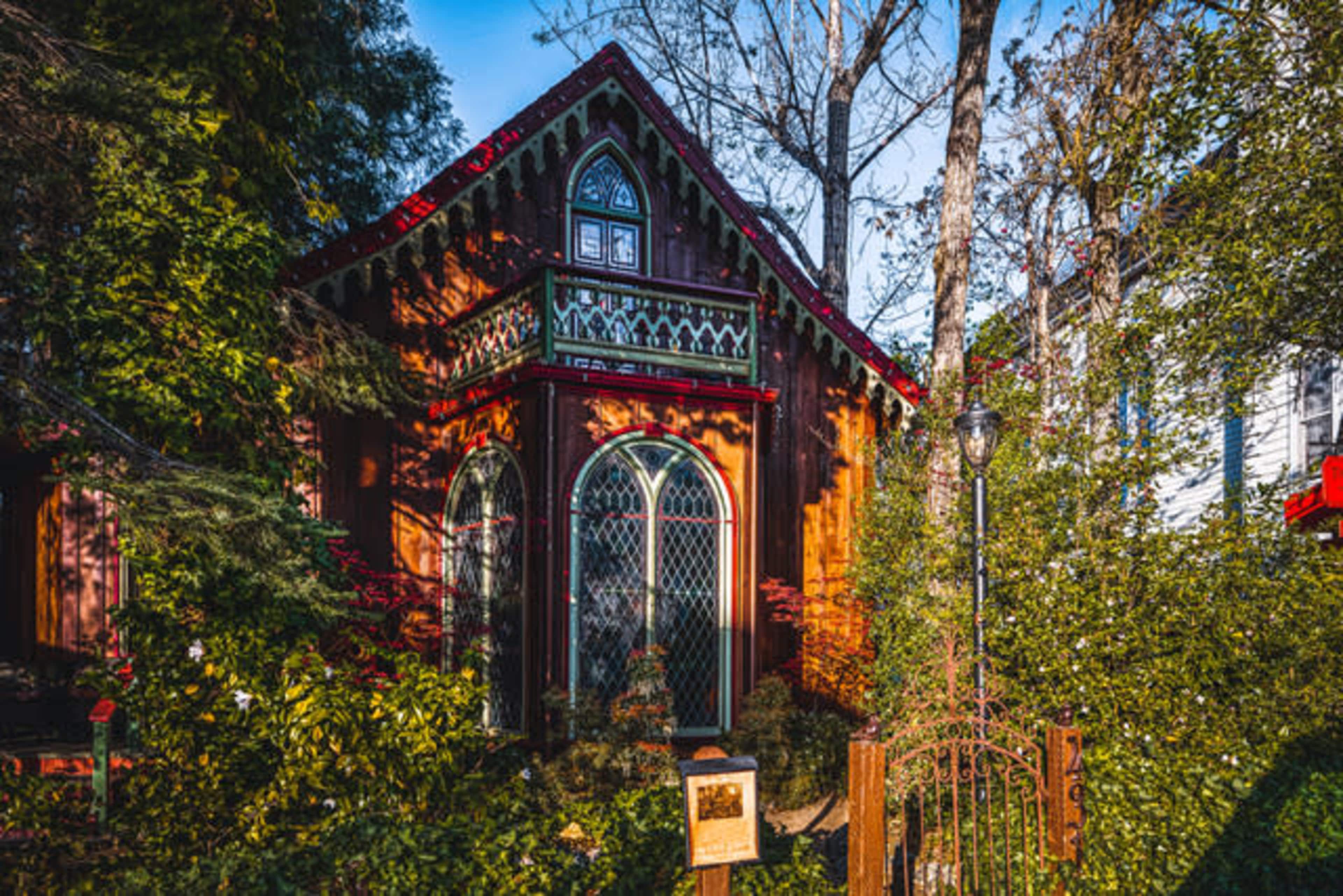 Downtown Historic Victorian Cottage with Stained Glass & Natural Light Image in Nevada City, Nevada City, CA