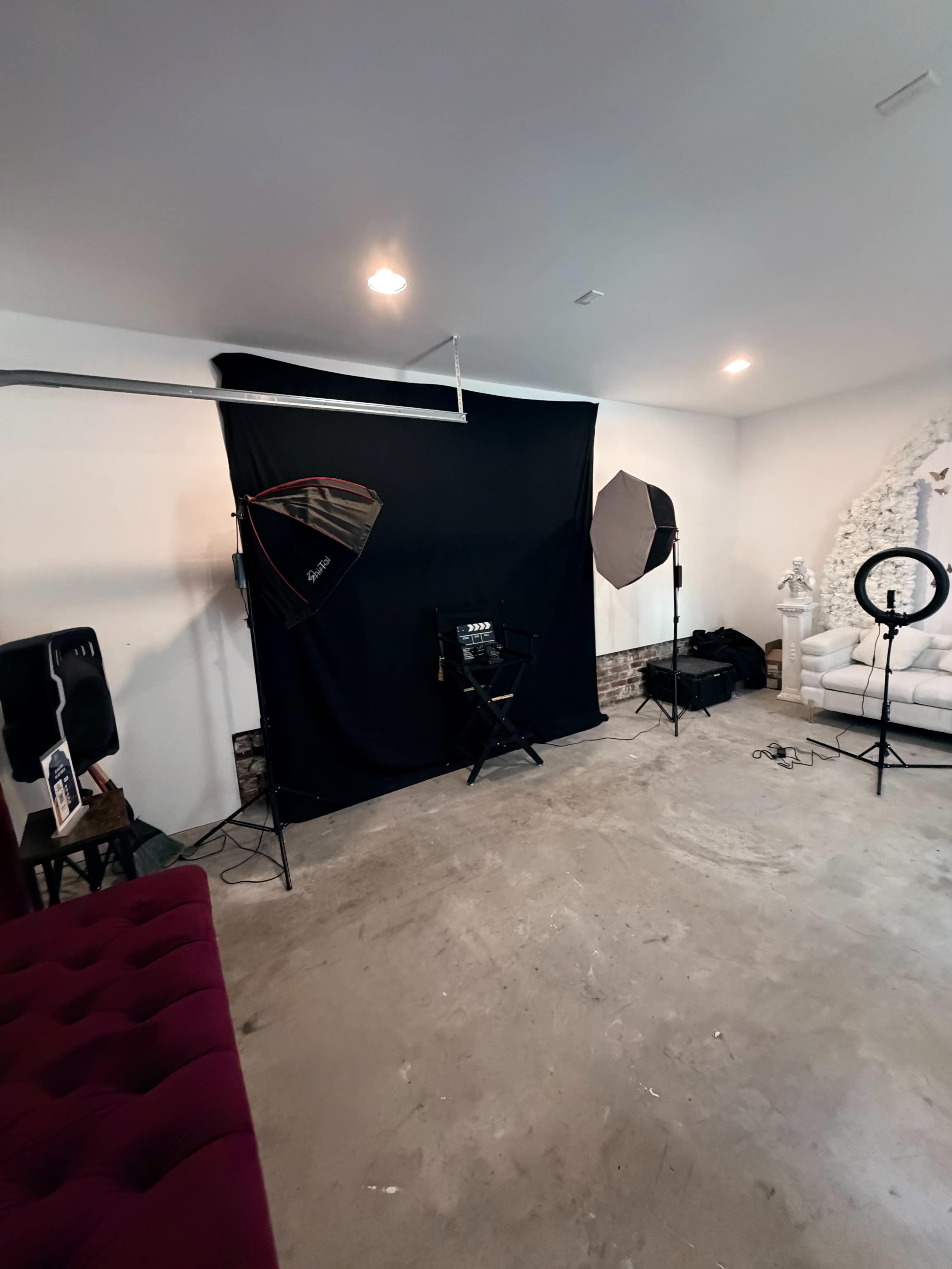 Versatile Photoshoot Studio with Styled Backdrops & Lounge Setups Image in Suitland-Silver Hill, Suitland, MD
