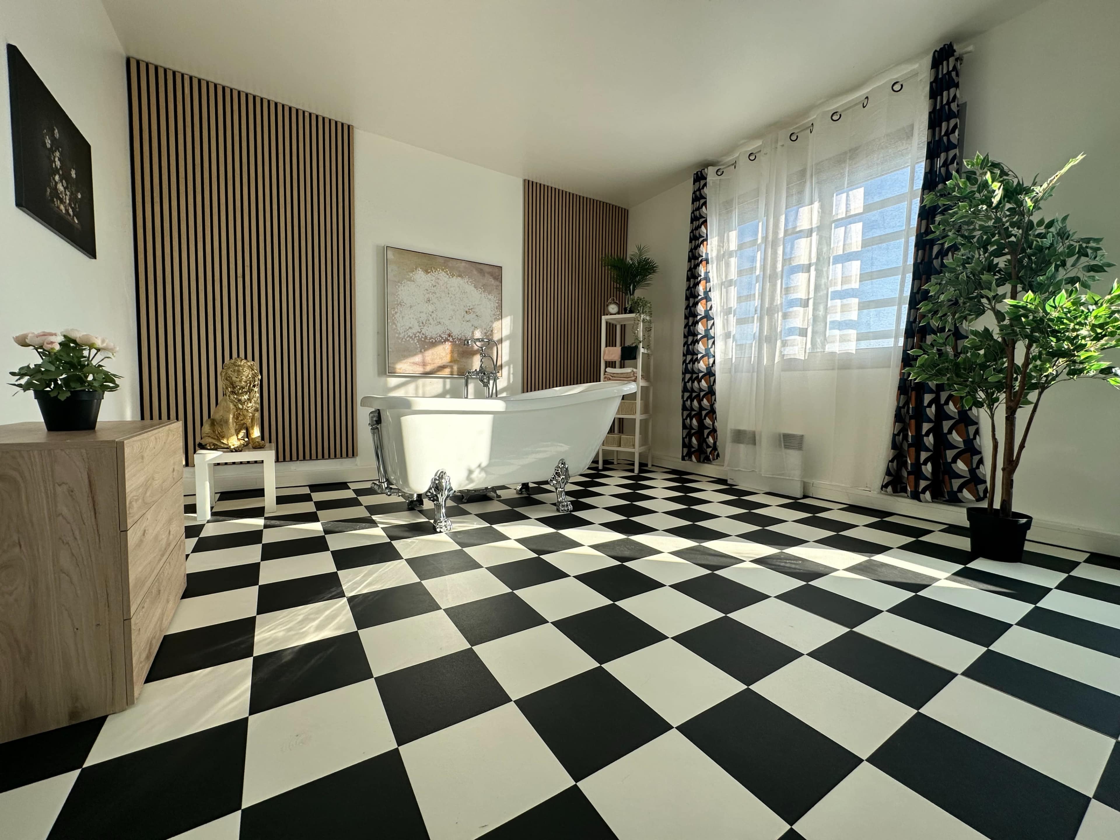 Appartement haussmannien avec salle de bain en studio Image in , Chilly Mazzarin, 