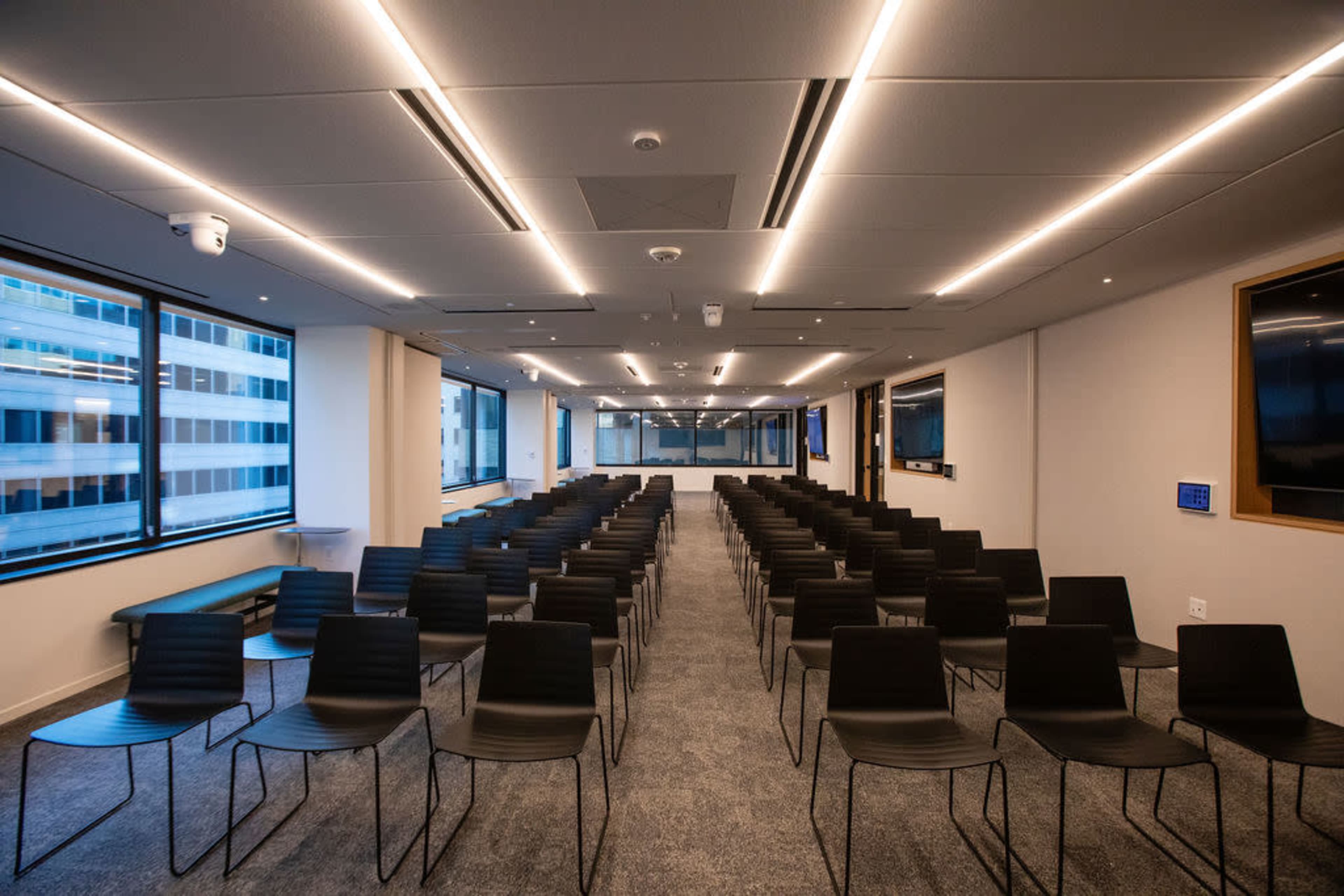 Large Conference Room with Flexible Training Layout and Networking Lounge Image in Northwest Washington, Washington DC, DC