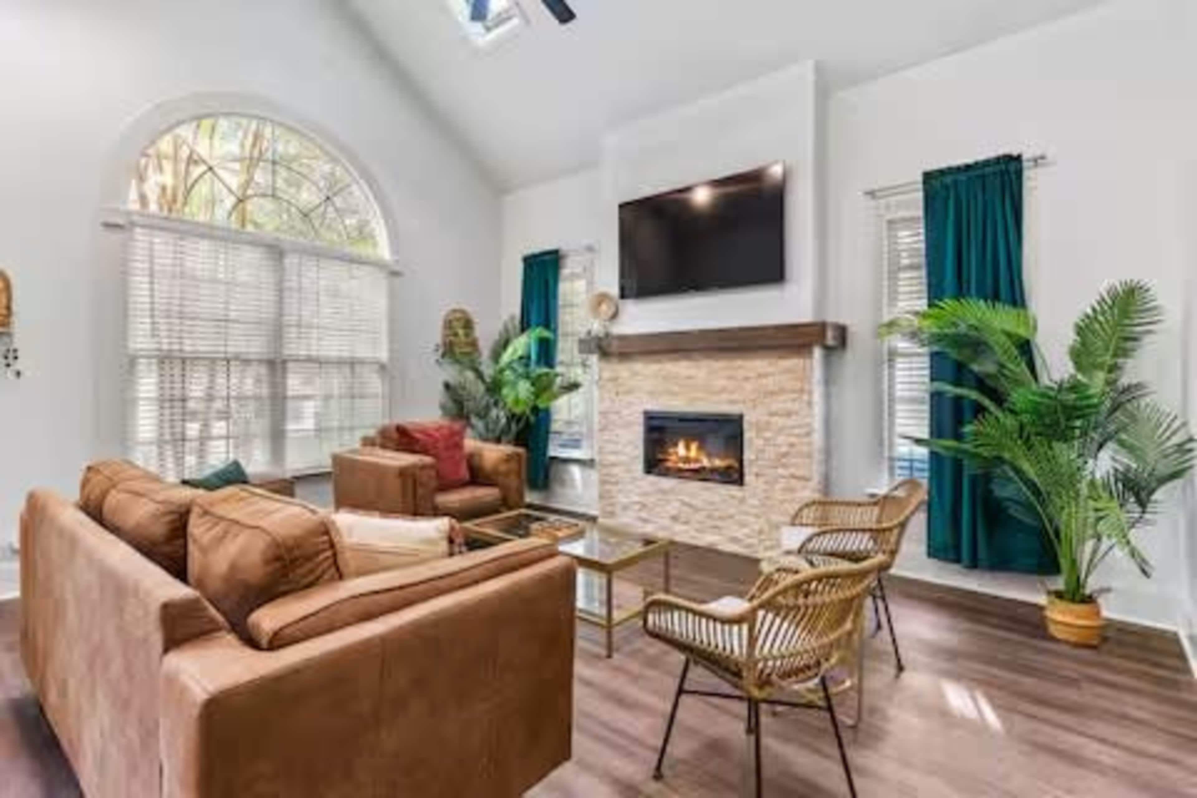 Luxury Intown-ATL Spacious Retreat (6 Rms; 10 Bds) Image in Grove Park, Atlanta, GA