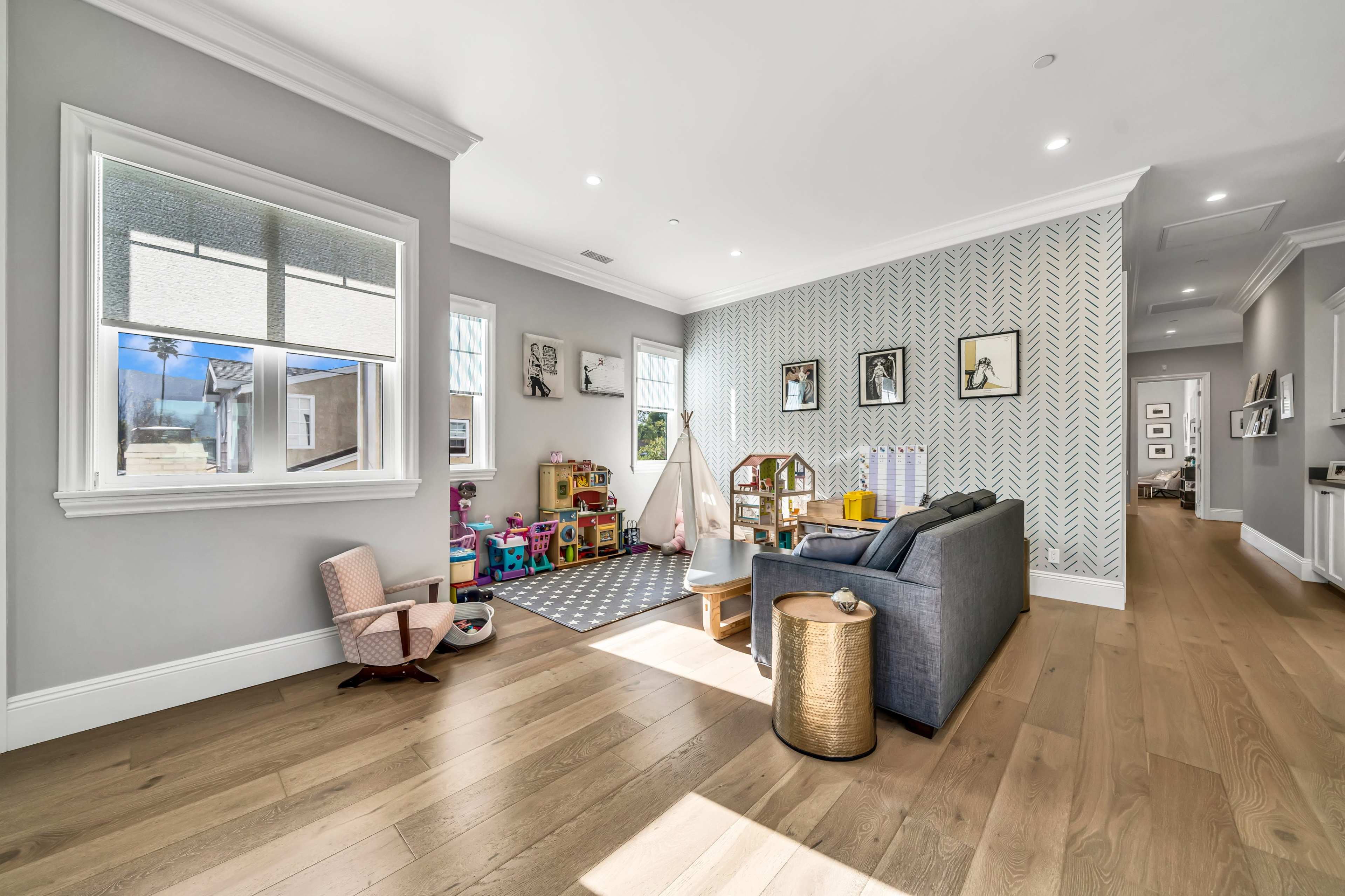 SPACIOUS MODERN FARMHOUSE: BURBANKS PRODUCTION GEM Image in Magnolia Park, Burbank, CA