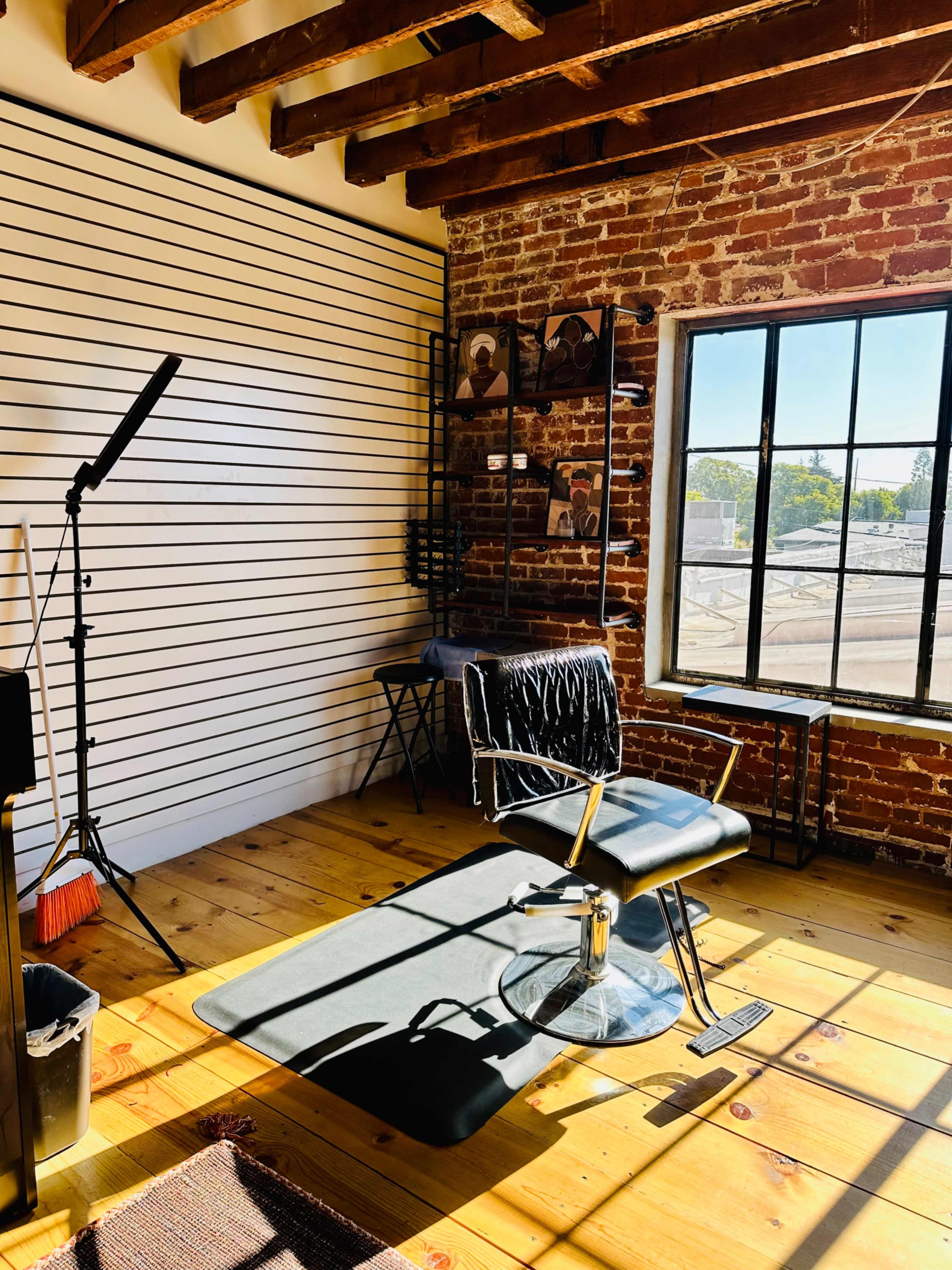 Small Mid City Suite for Beauty Services Image in South Los Angeles, Los Angeles, CA