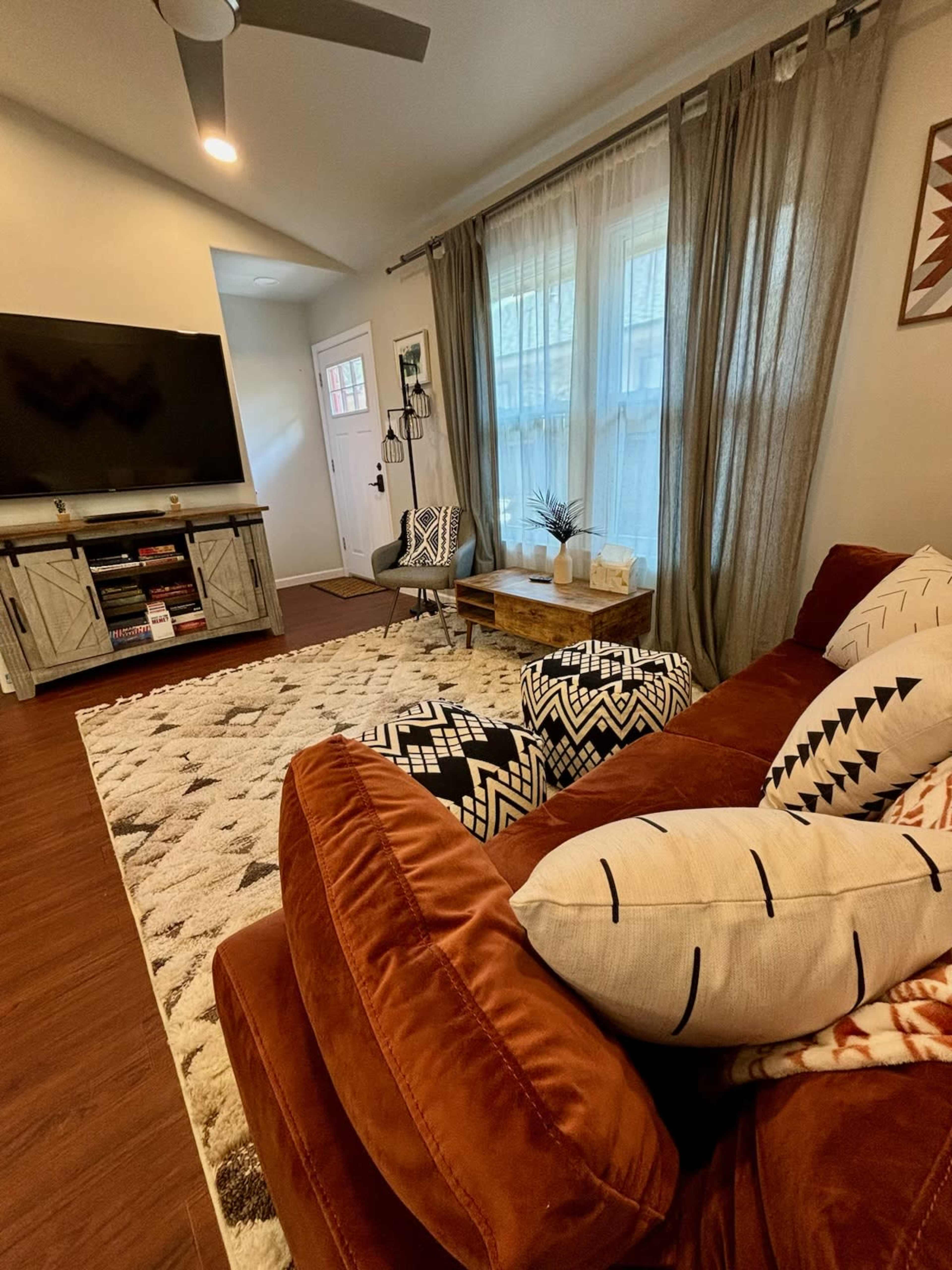 Modern Southwest Open Floorplan Duplex with Outdoor Entertainment space and proximity to Shopping/Restaurants/Nightlife Image in South Lamar, Austin, TX