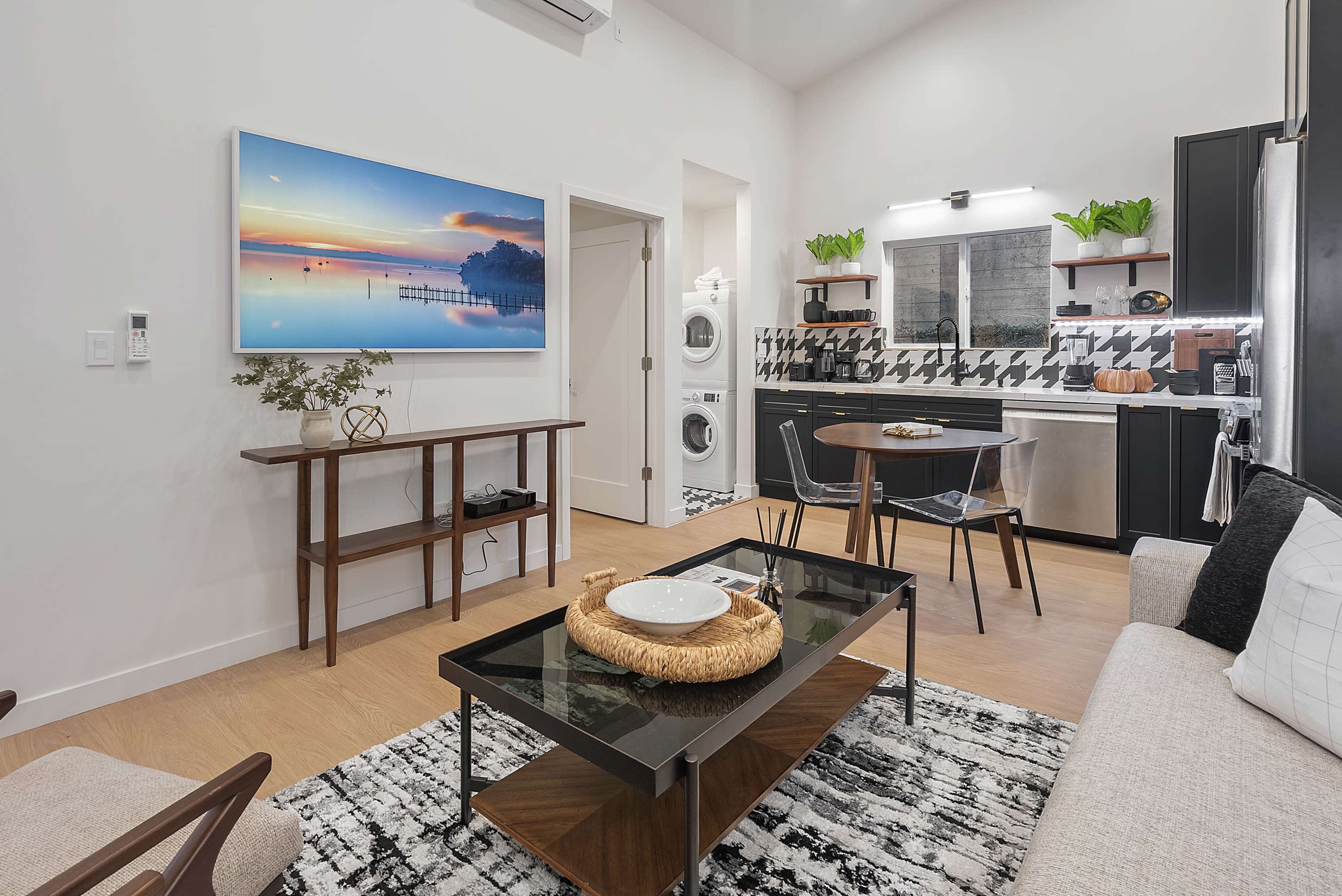 Midcity Luxury Guesthouse with 14 ft Ceilings, Gated Parking, Custom Lighting. Easy Load-In Image in Jefferson Park, Los Angeles, CA