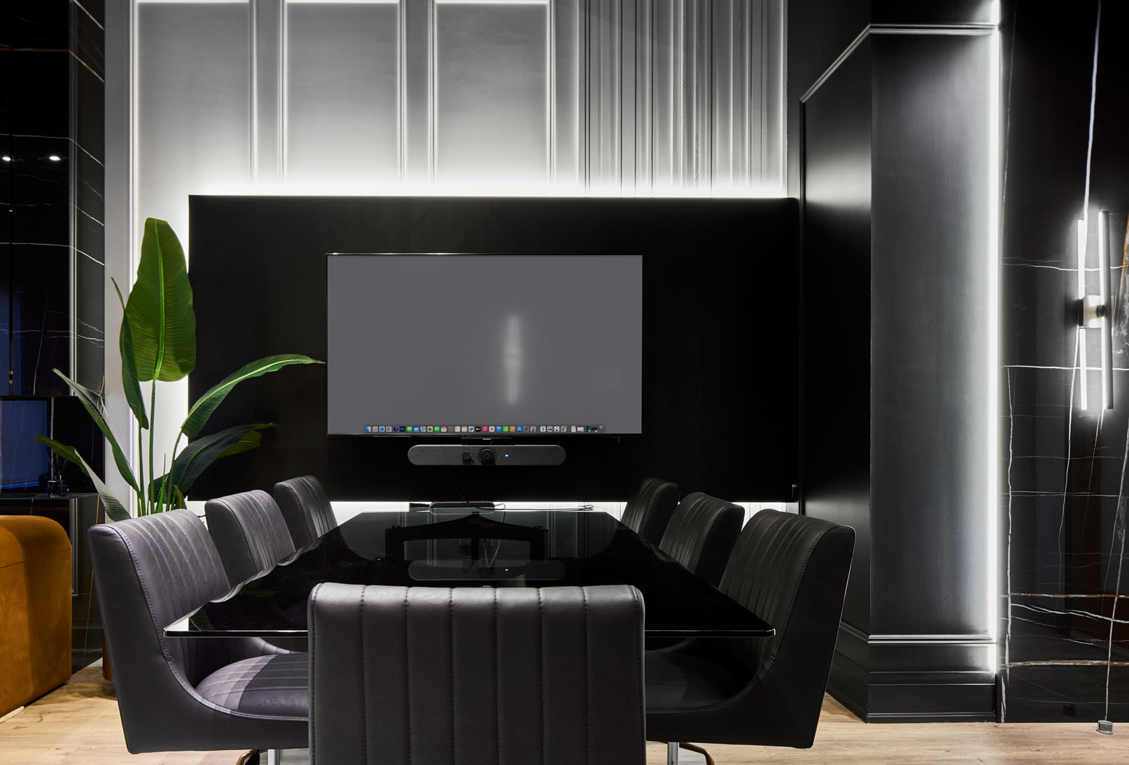 Private & Luxurious Business Lounge Image in Oakville, Oakville, ON