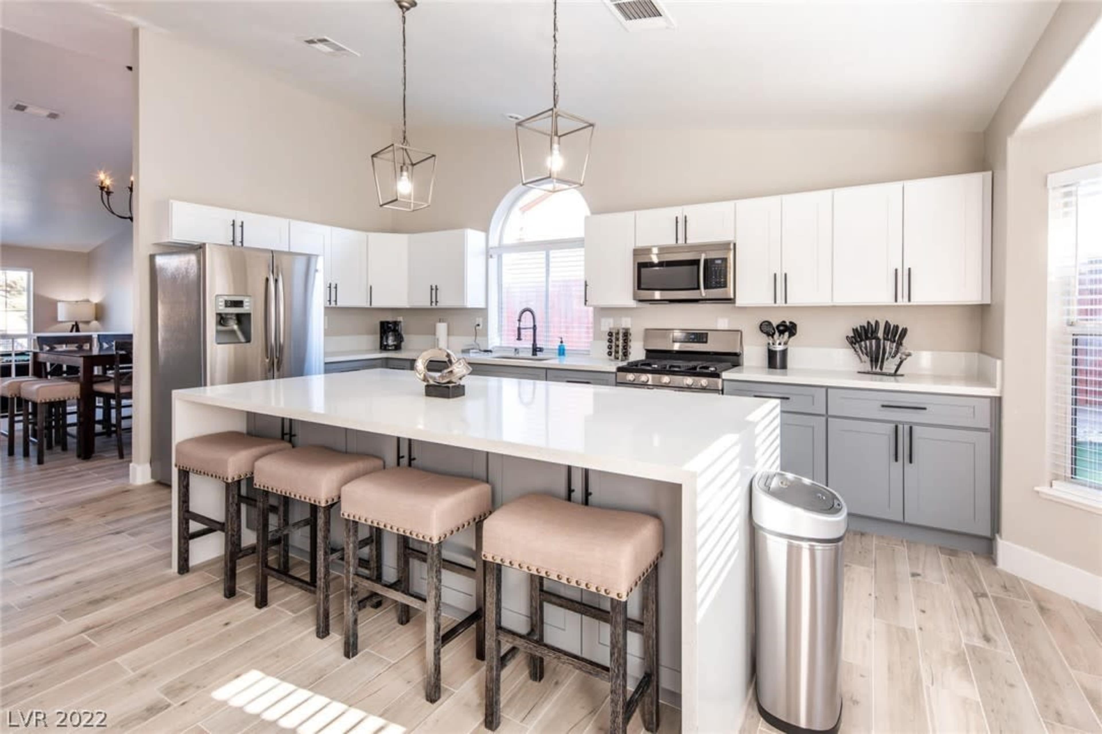 Casa Lumina: A Modern Bright Resort Style Home Image in Paradise, Las Vegas, NV