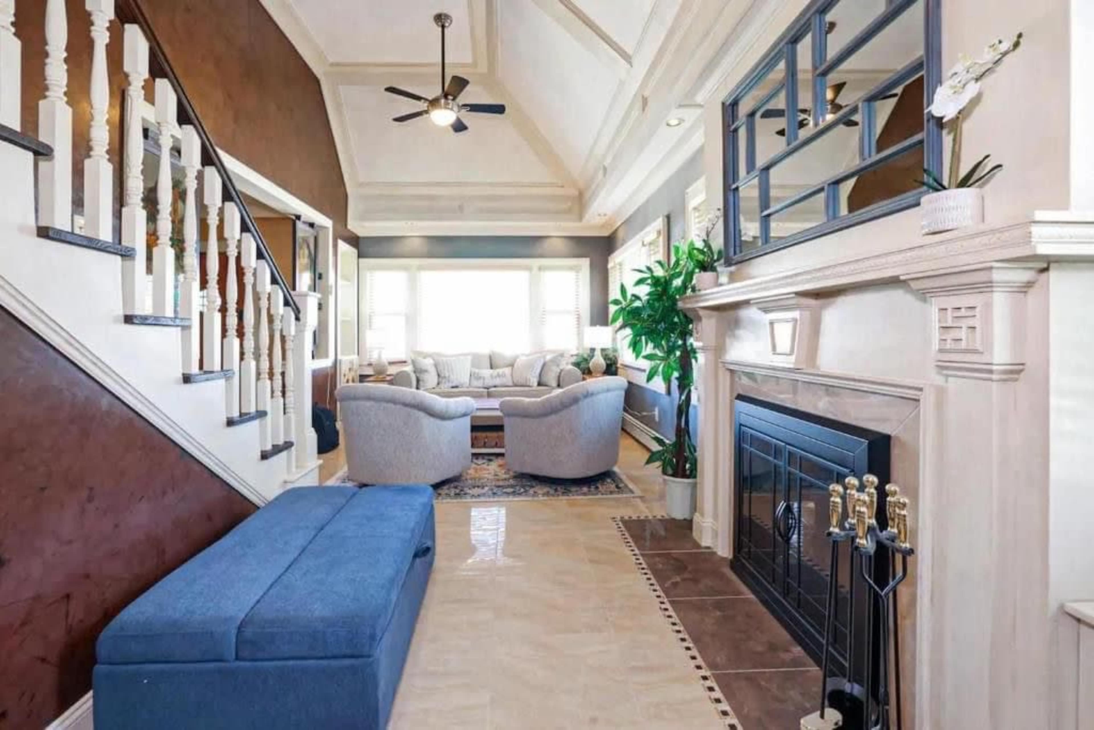 Charming Sunlit Home with Cozy Lounge and Artistic Details Image in New Rochelle, New rochelle, NY
