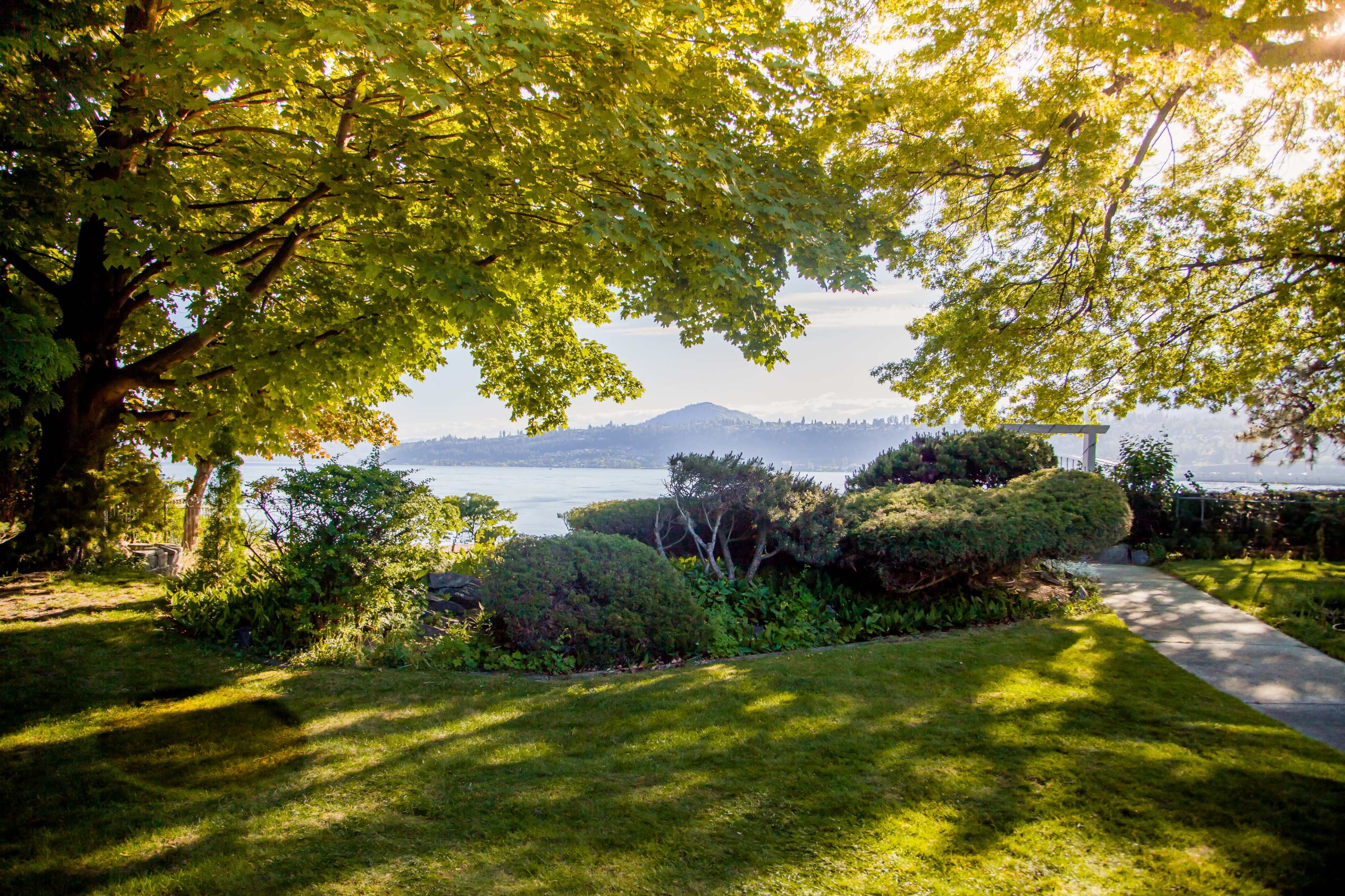 Heritage Lakeside Garden Retreat with Oak Tree & Sun Deck – Downtown Kelowna Photoshoot Location Image in Kelowna, Kelowna, BC