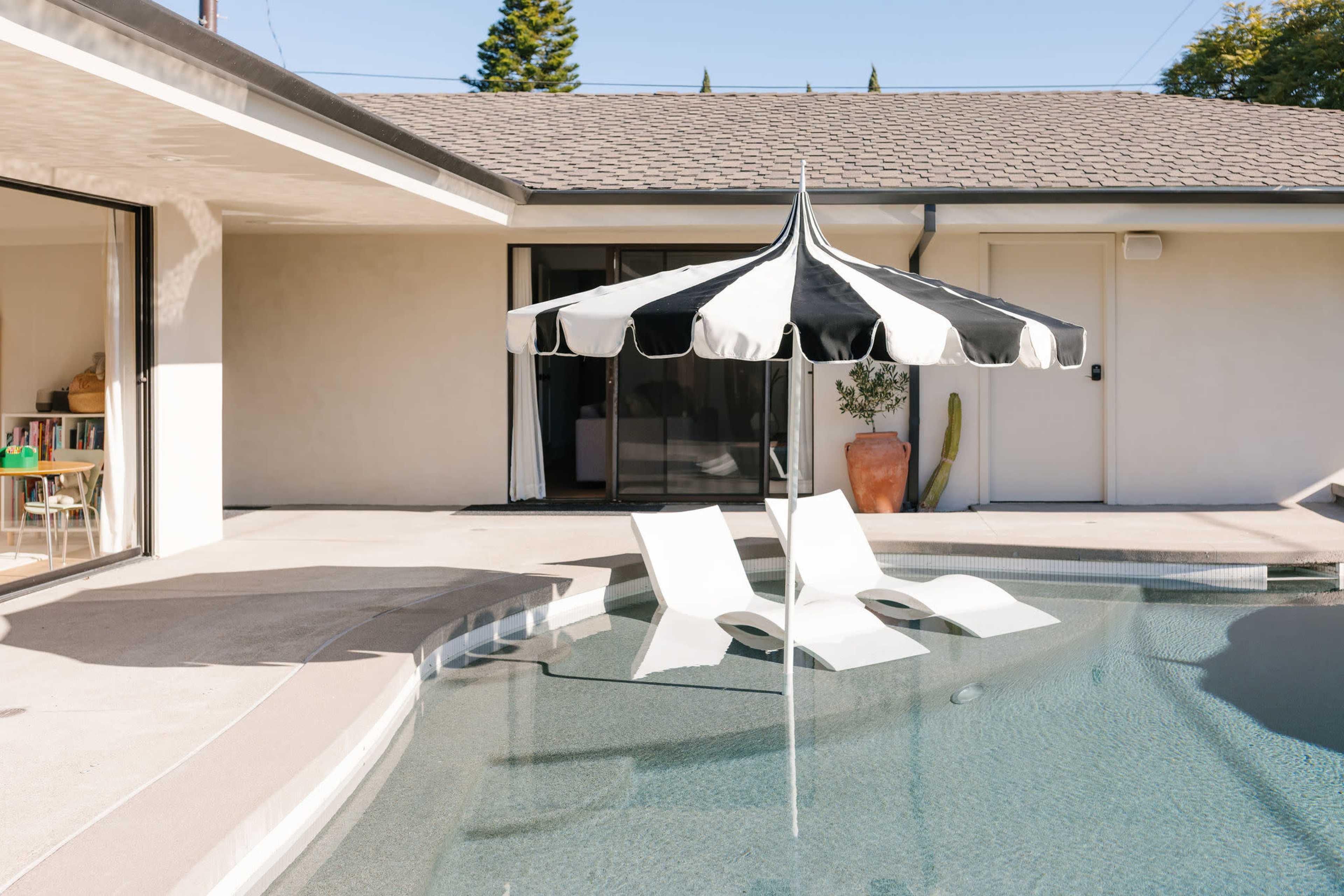 Coastal Modern Home With Open Space And Natural Light Image in East Side Costa Mesa, Newport Beach, CA