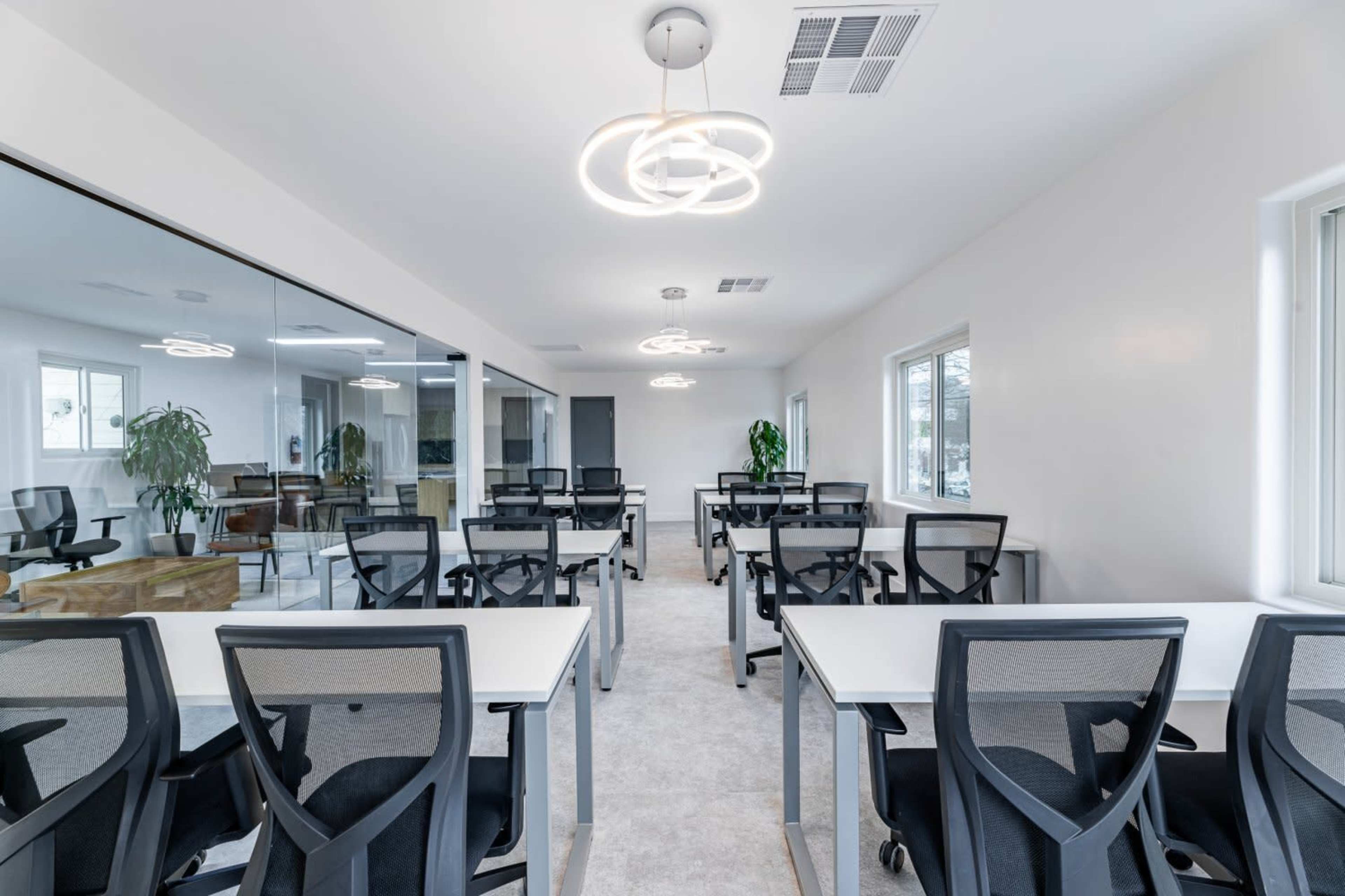 Versatile Office Building with Premium Amenities – Film & Photo Shoot Ready Image in Burbank, Burbank, CA