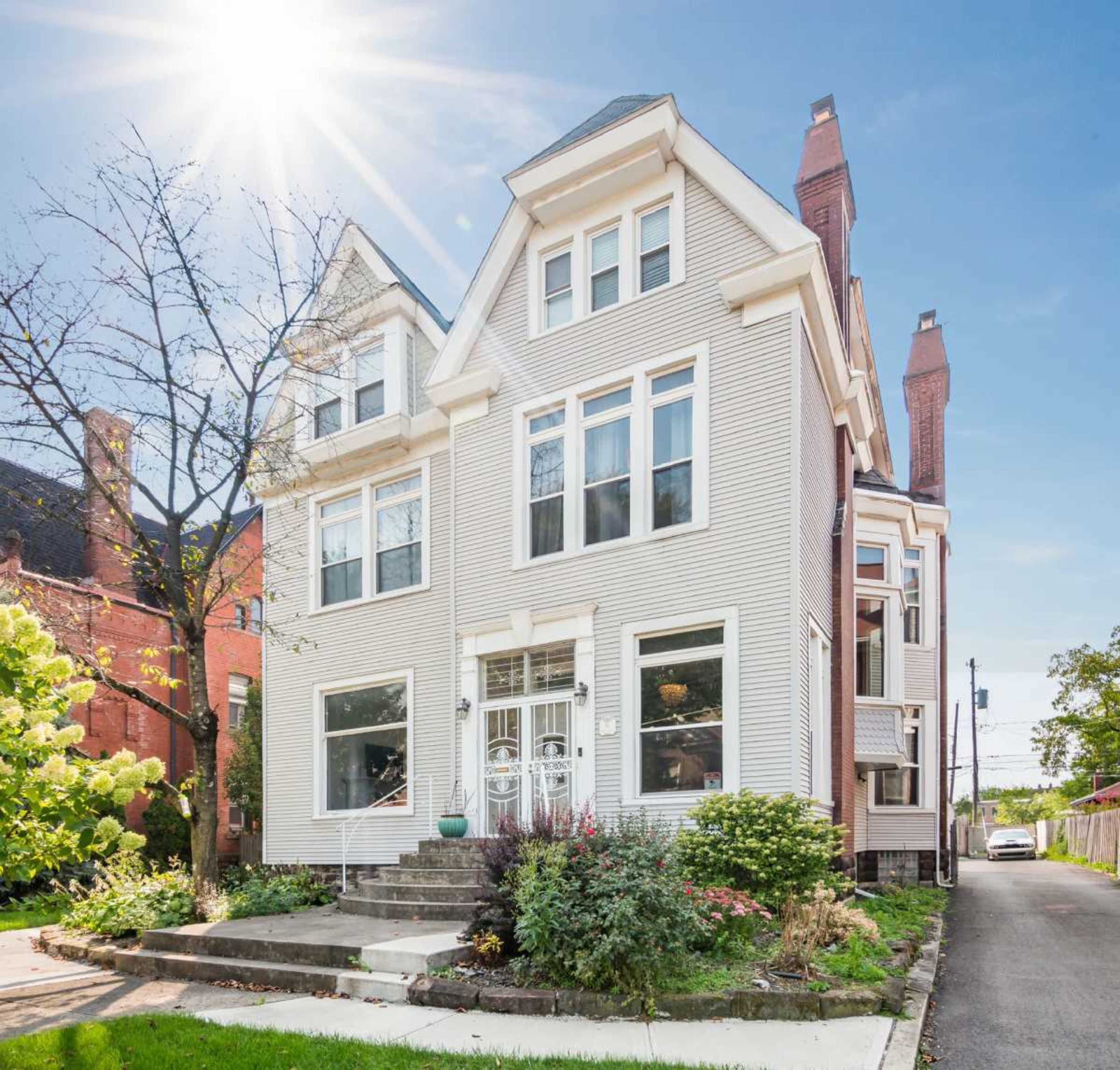 Jazzy-Blues Vibe with a Harlem Renaissance energy in a historic mansion Image in Near East Side, Columbus, OH