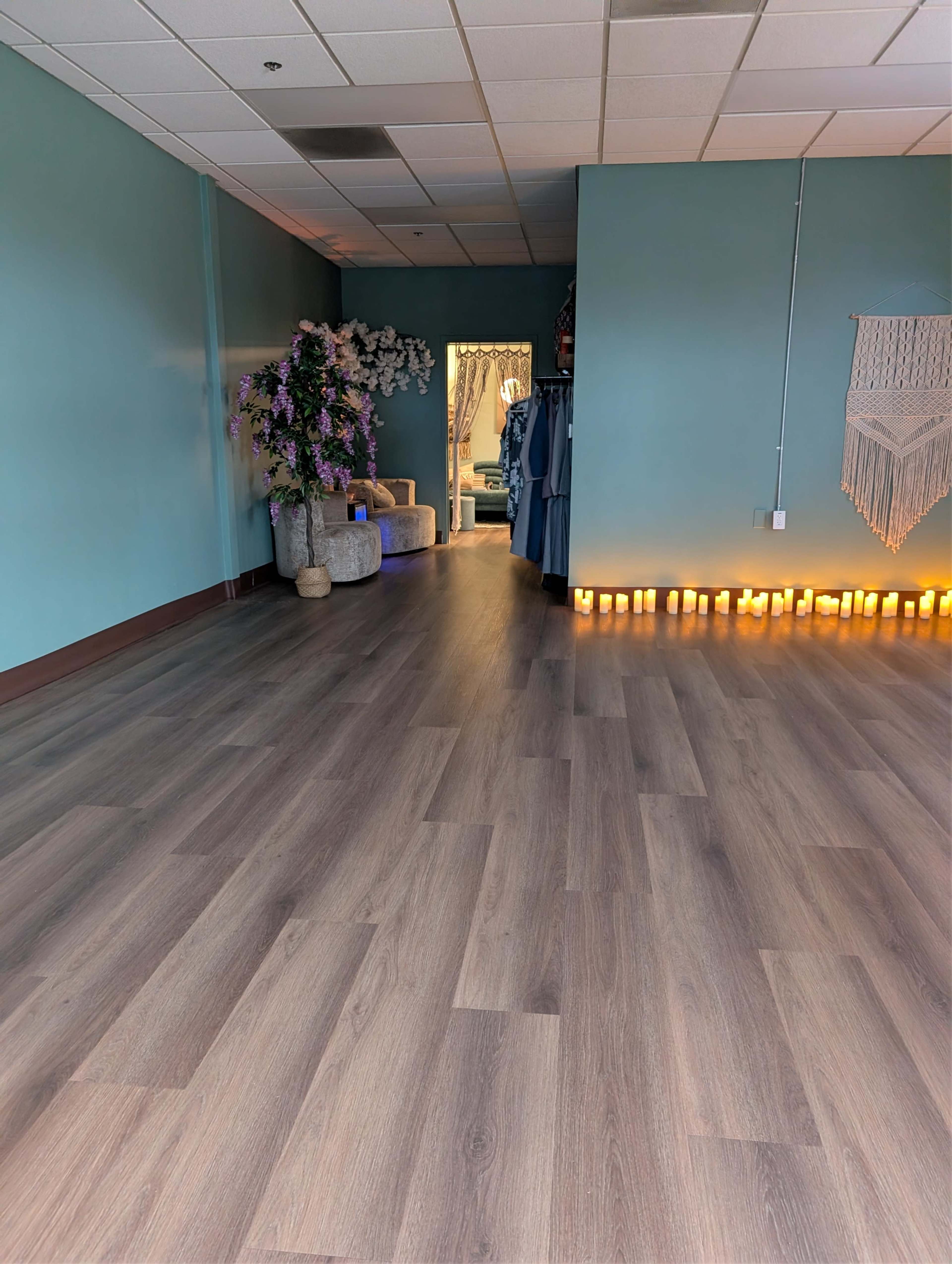 Cal Oaks Boutique in Busy Shopping Center Image in Murrieta, Murrieta, CA