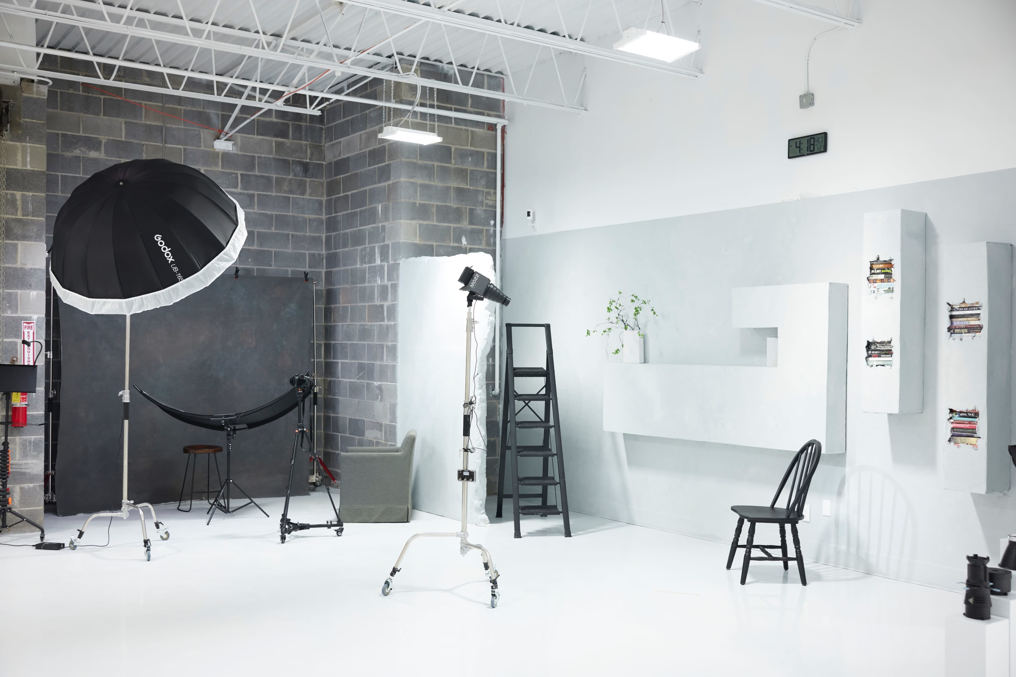 Upscale studio with Multiple Sets Image in Gwinnett Village, Norcross, GA