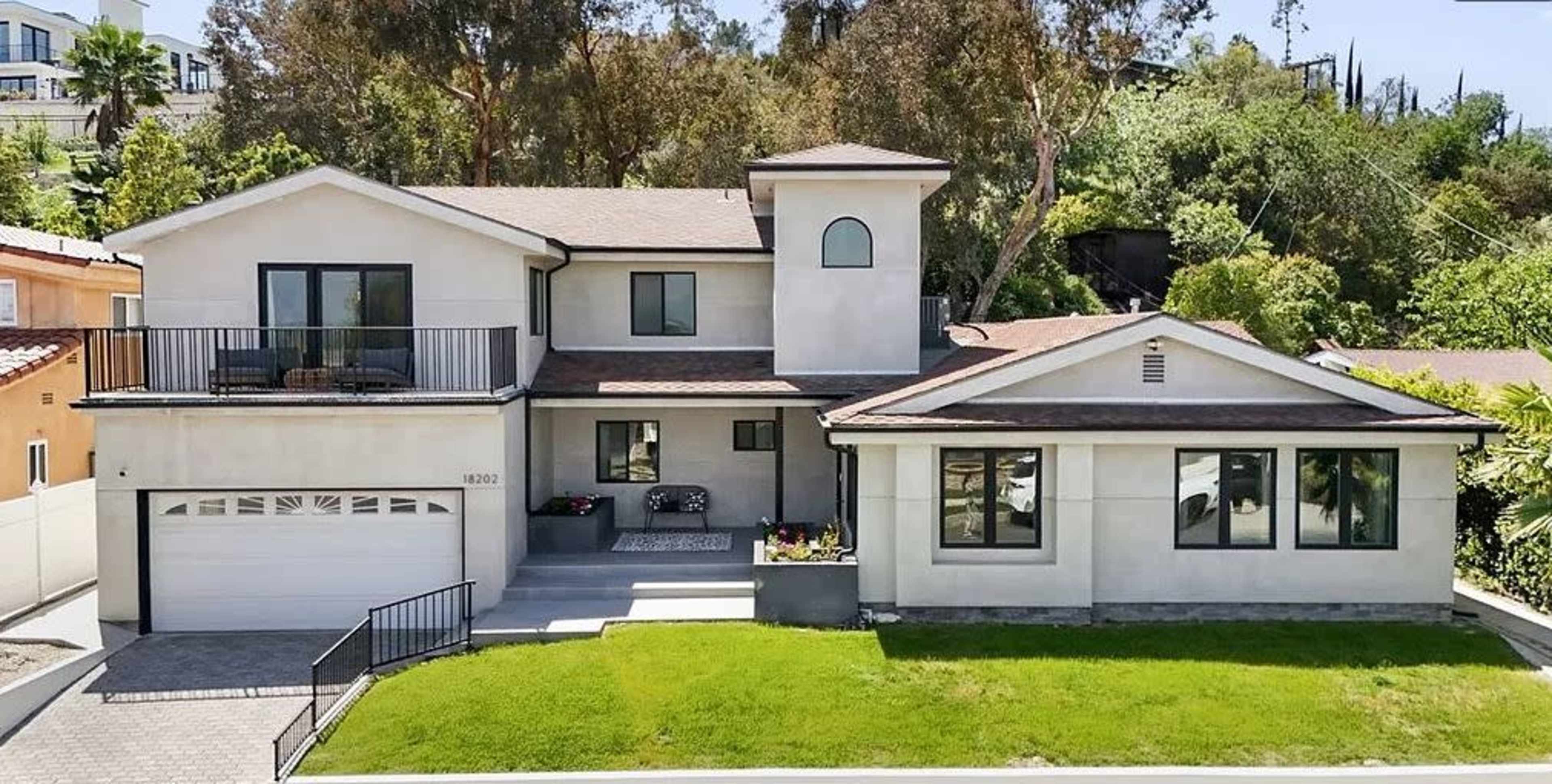 BRIGHT MINIMAL OASIS: WHITE WALLS, MODERN FLOW Image in Tarzana, Los Angeles, CA