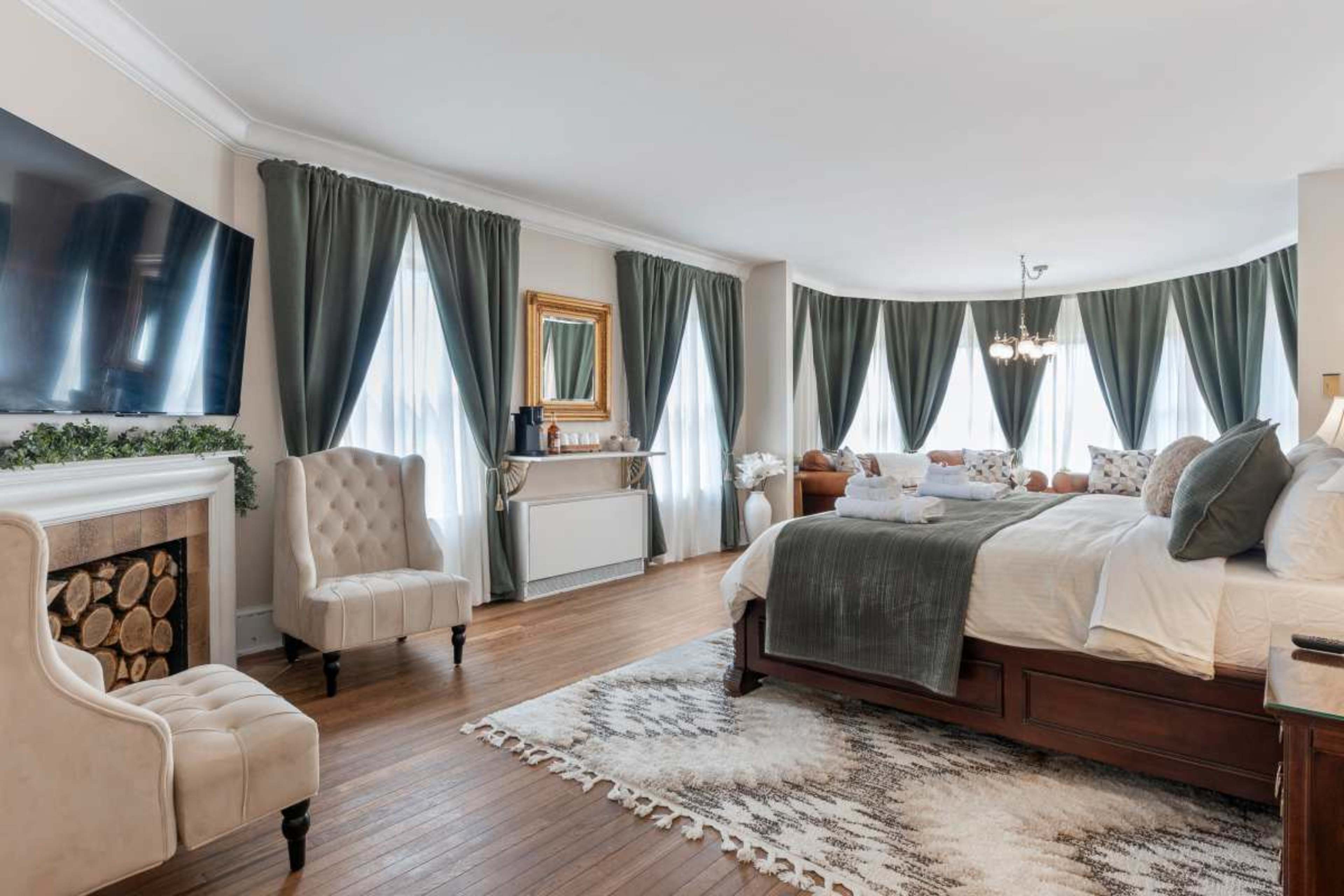 Downtown Charming Antique Condo Image in Geneva Township, Geneva, IL