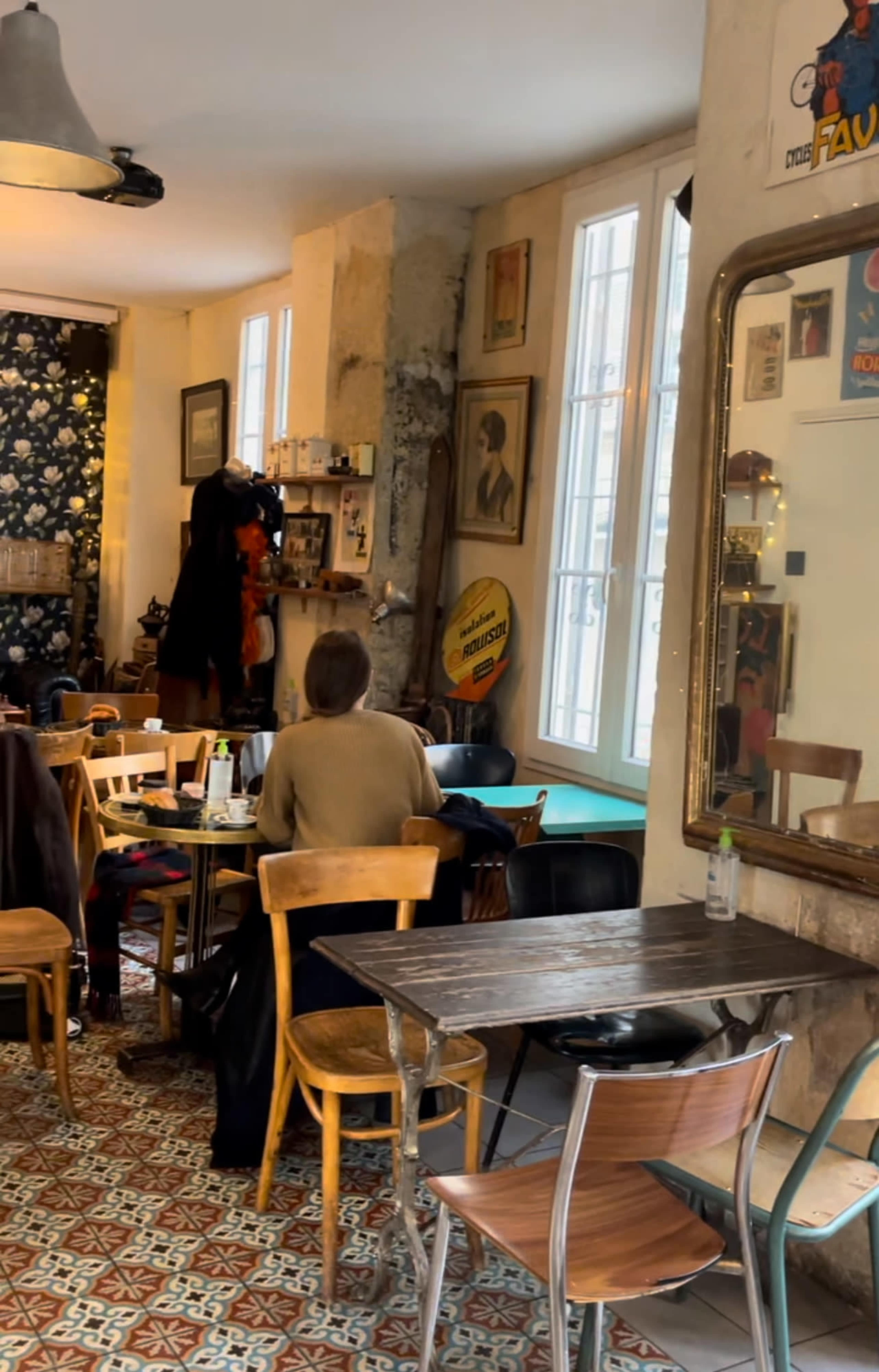 Bar brocante , déco vintage Image in Batignolles, Paris