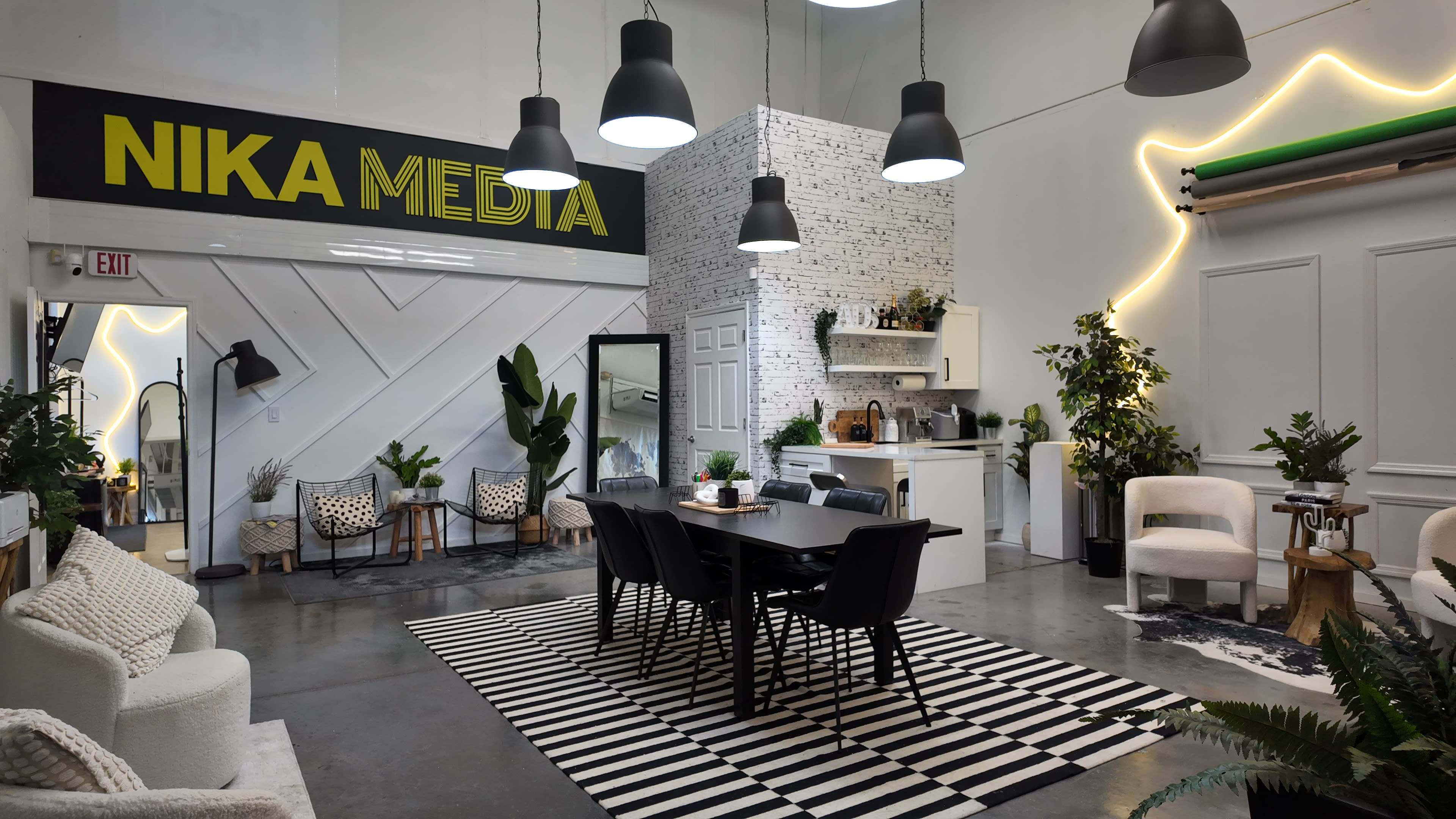 Modern Creative Studio w/ Cyclorama, Kitchen & Podcast Set Image in , orlando, FL