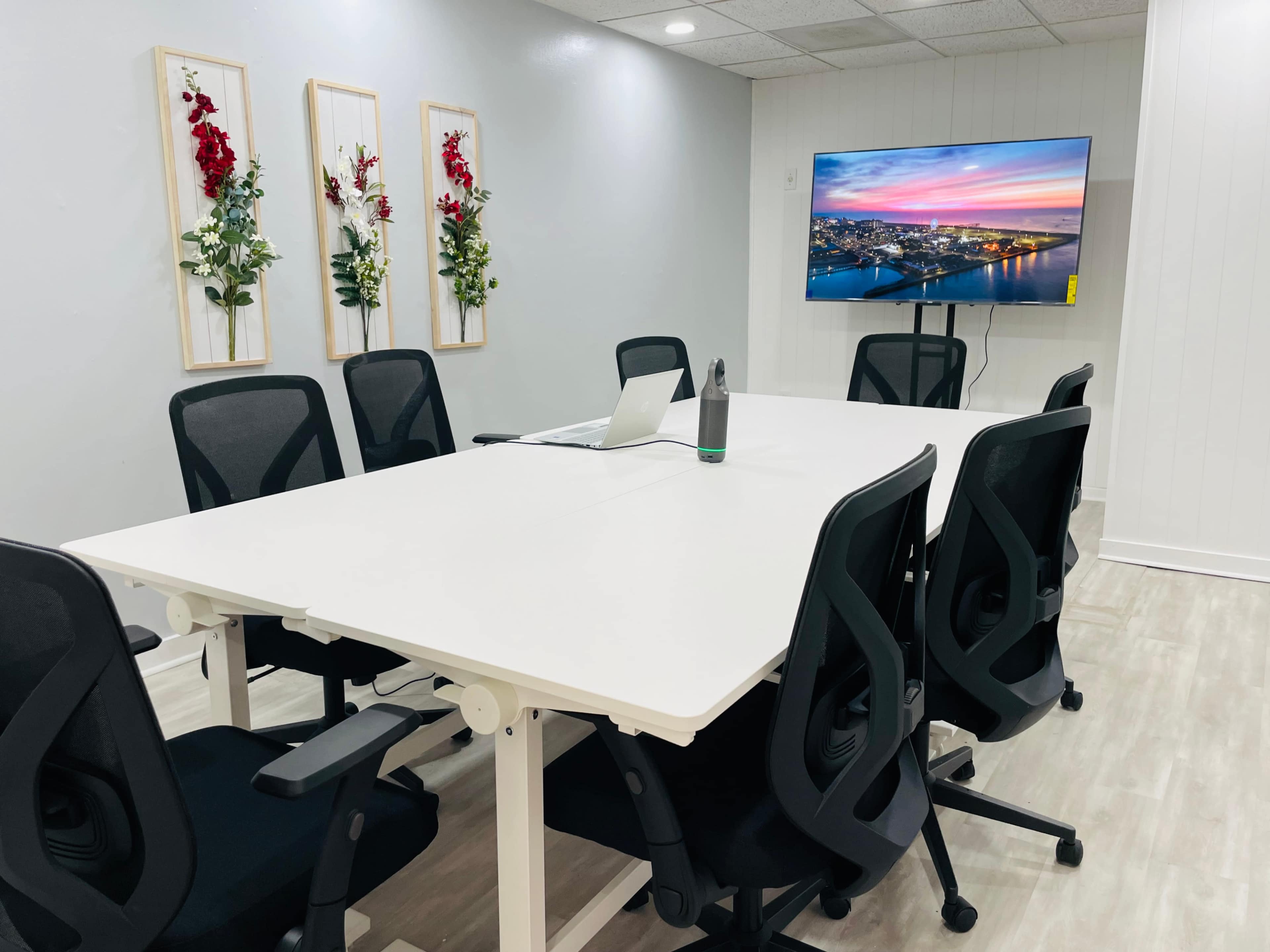 Flexible Meeting Space. Close to Airports. 360 degree view video conferencing. Formal seating for 8. Image in Clearwater, Clearwater, FL