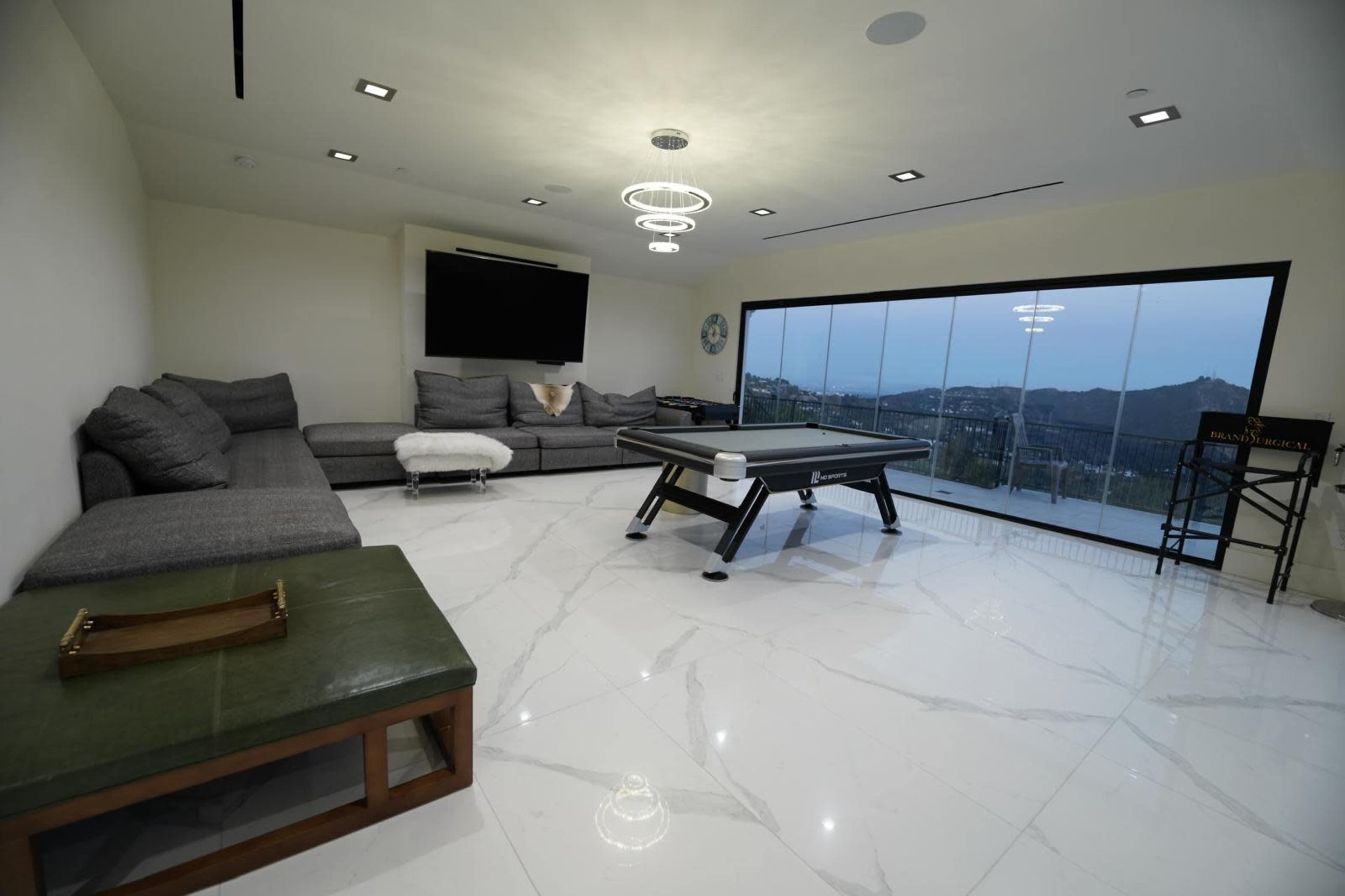 Ententainer's Home Image in Emerald Isle, Glendale, CA