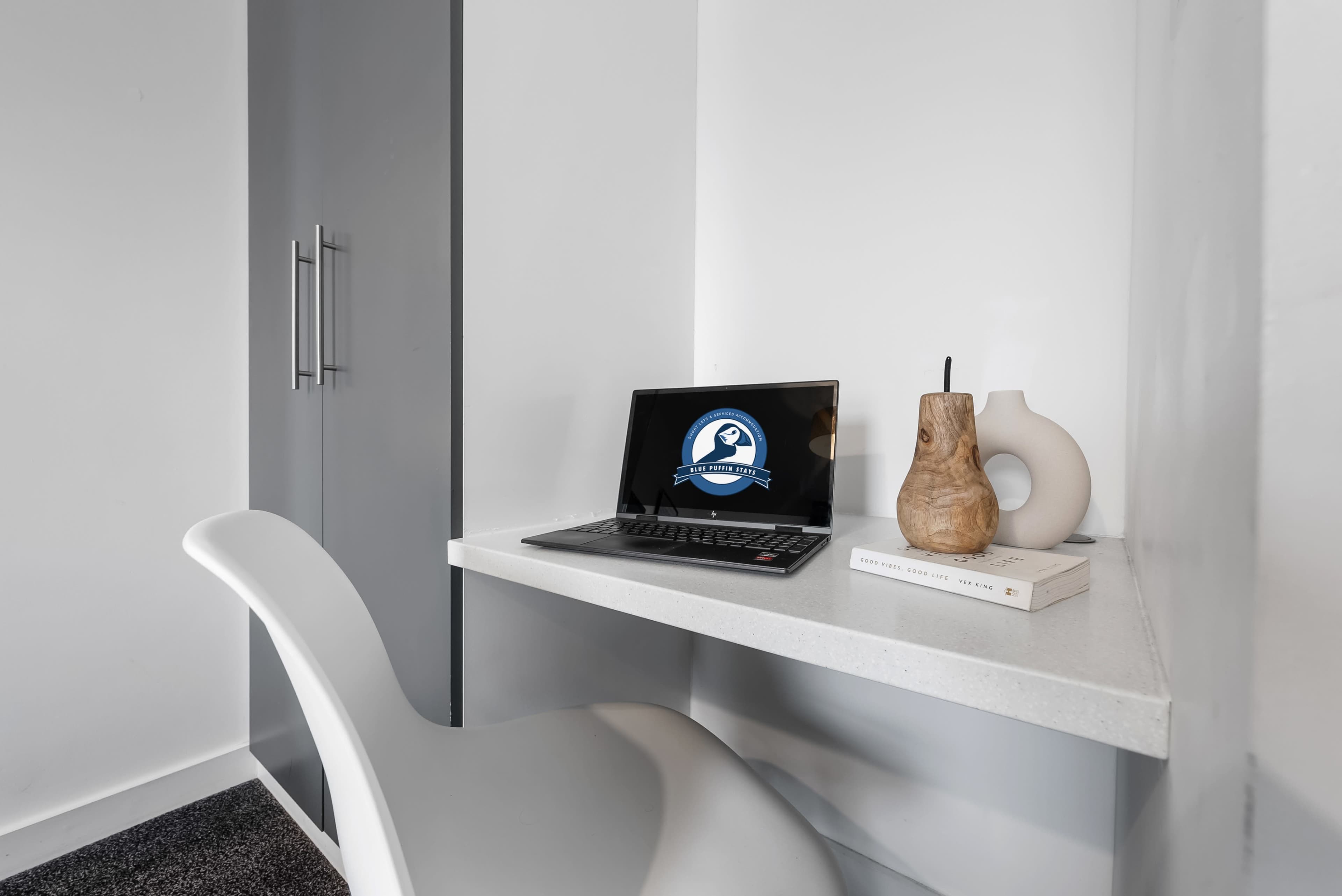 Aylesbury  Manor Stylish 3-BR House, Sleeps 6 Image in Fratton, Fratton, ENG