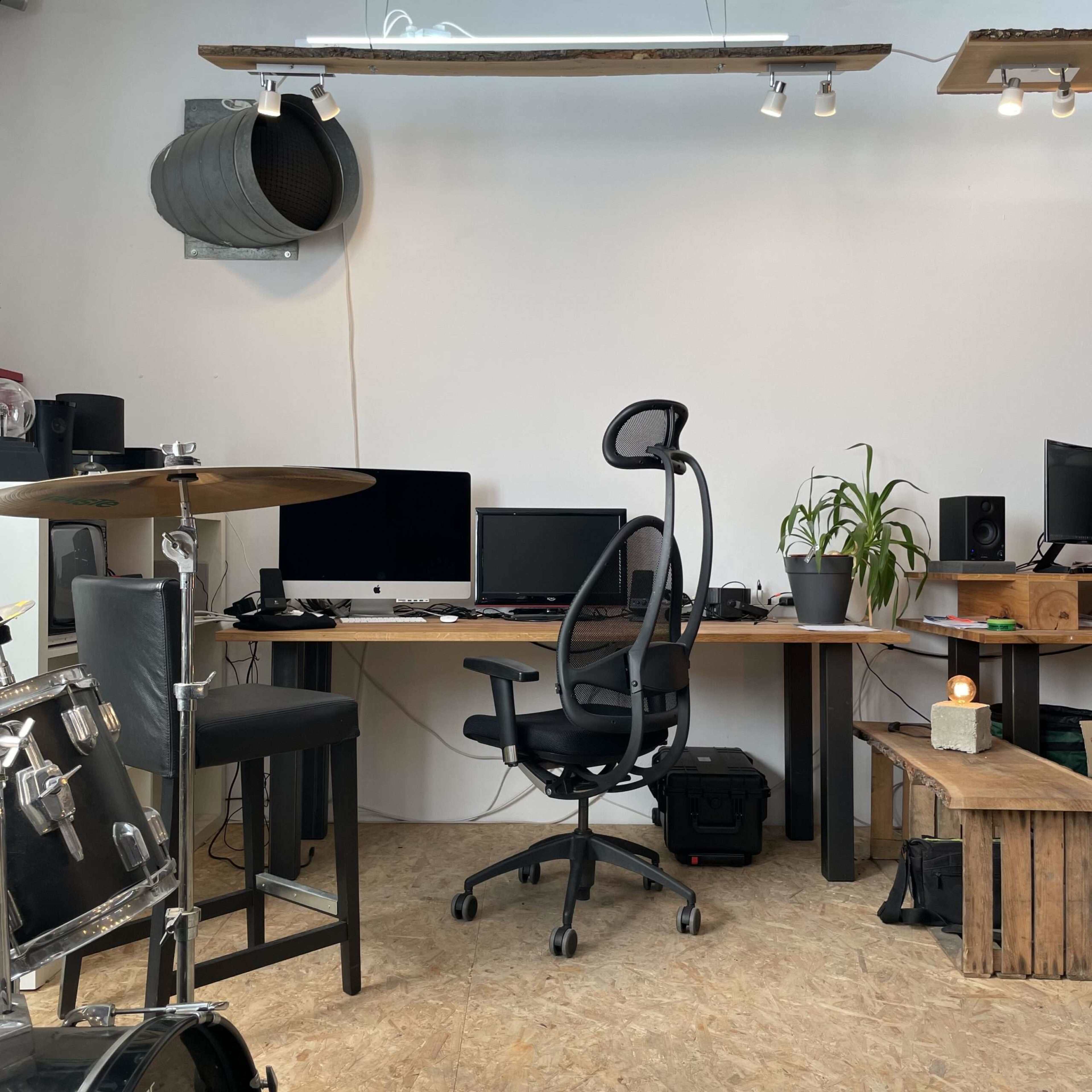 Lowbudget Mietstudio mit 9x6 Meter Blackbox, Licht- und Kameratechnik, Backstage-Charakter Image in , Euskirchen