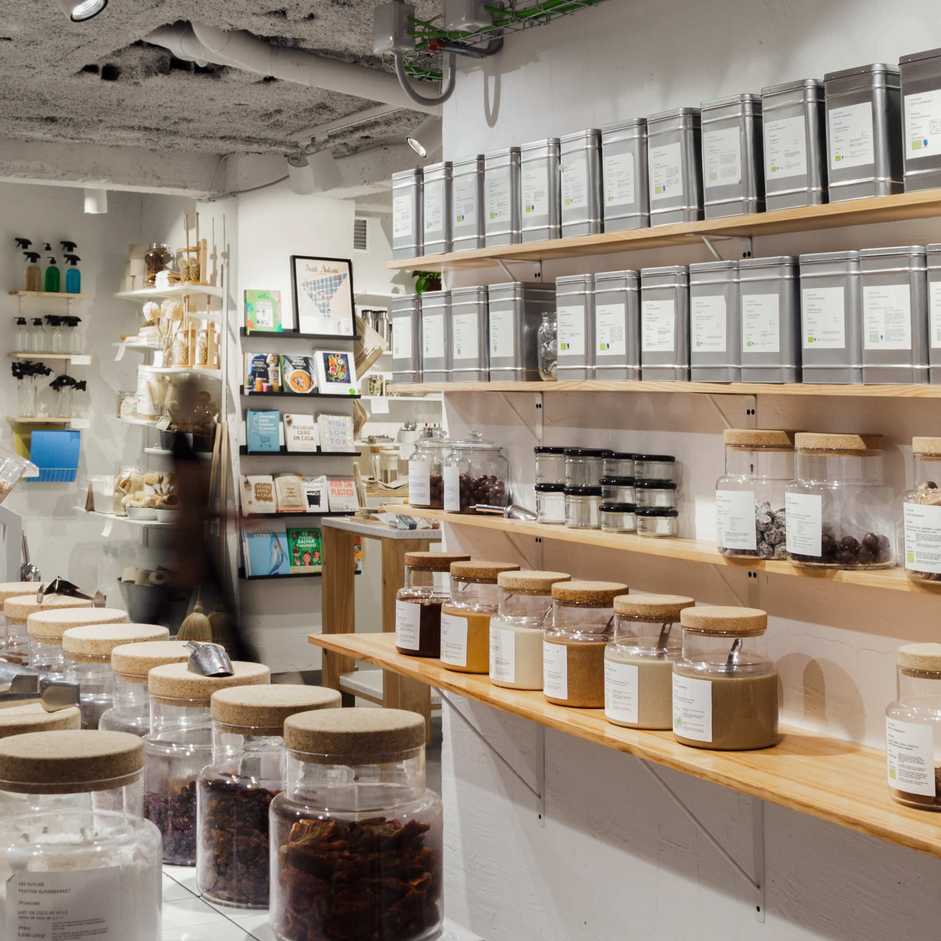 Supermercado a granel, centrico con estética moderna y minimalista, con toque industrial. Image in Sant Antoni, Barcelona, B