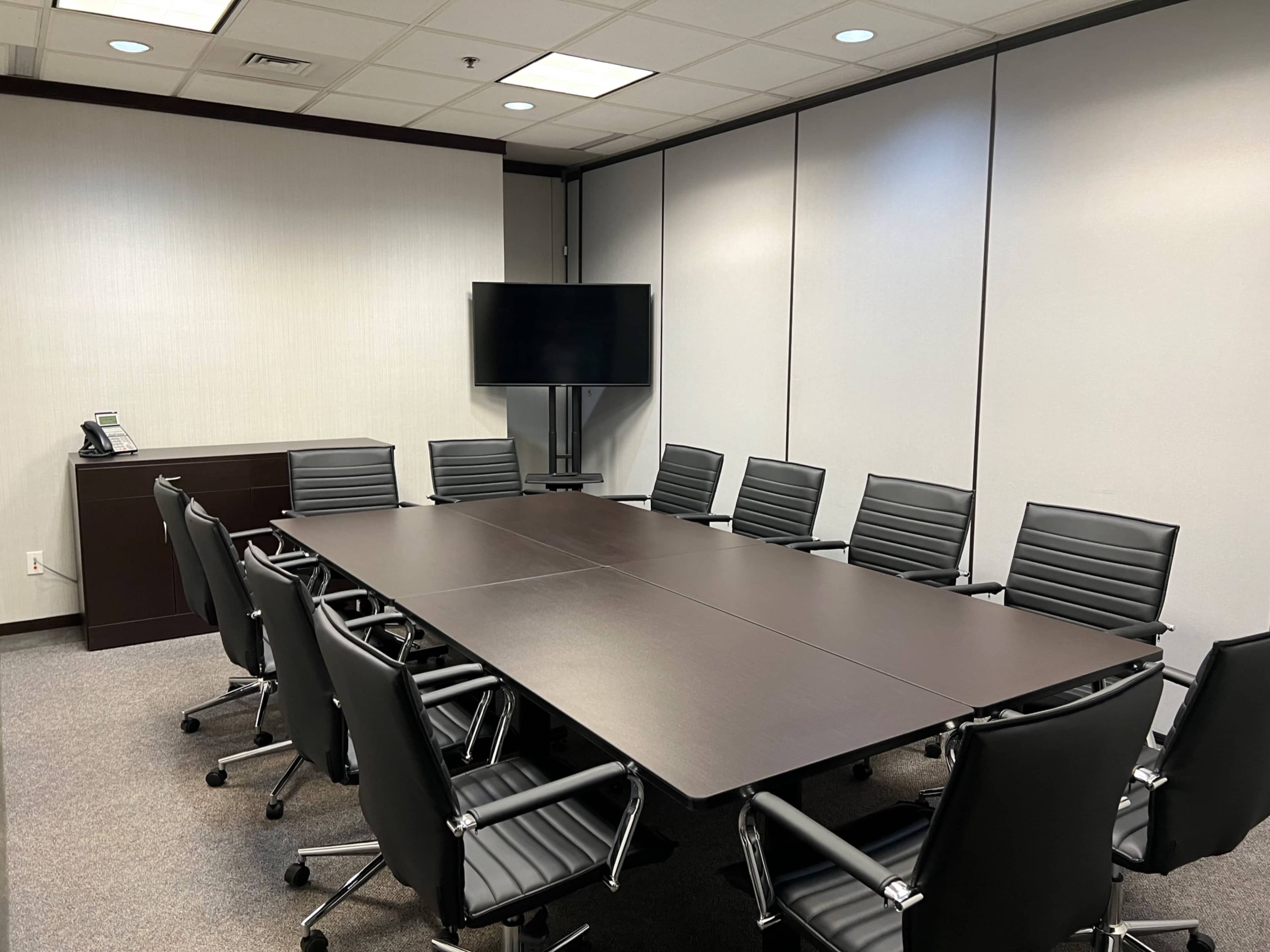 Conference Room B – 12-Person Executive Meeting Room Image in Bloomfield Twp, Bloomfield Hills, MI