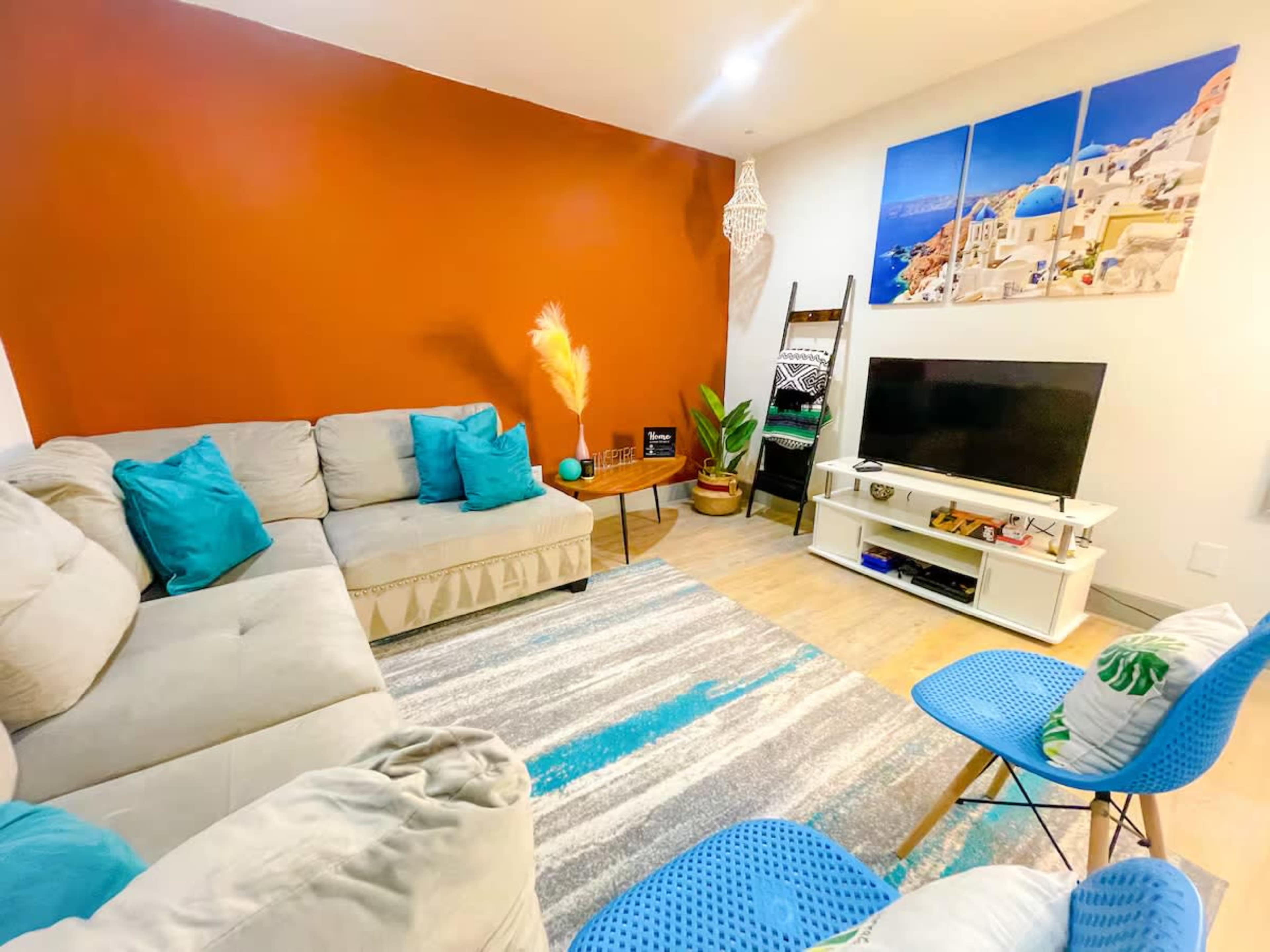 Lifestyle Trendy Santorini Content Suite - Montrose/Midtown Image in Montrose, Houston, TX