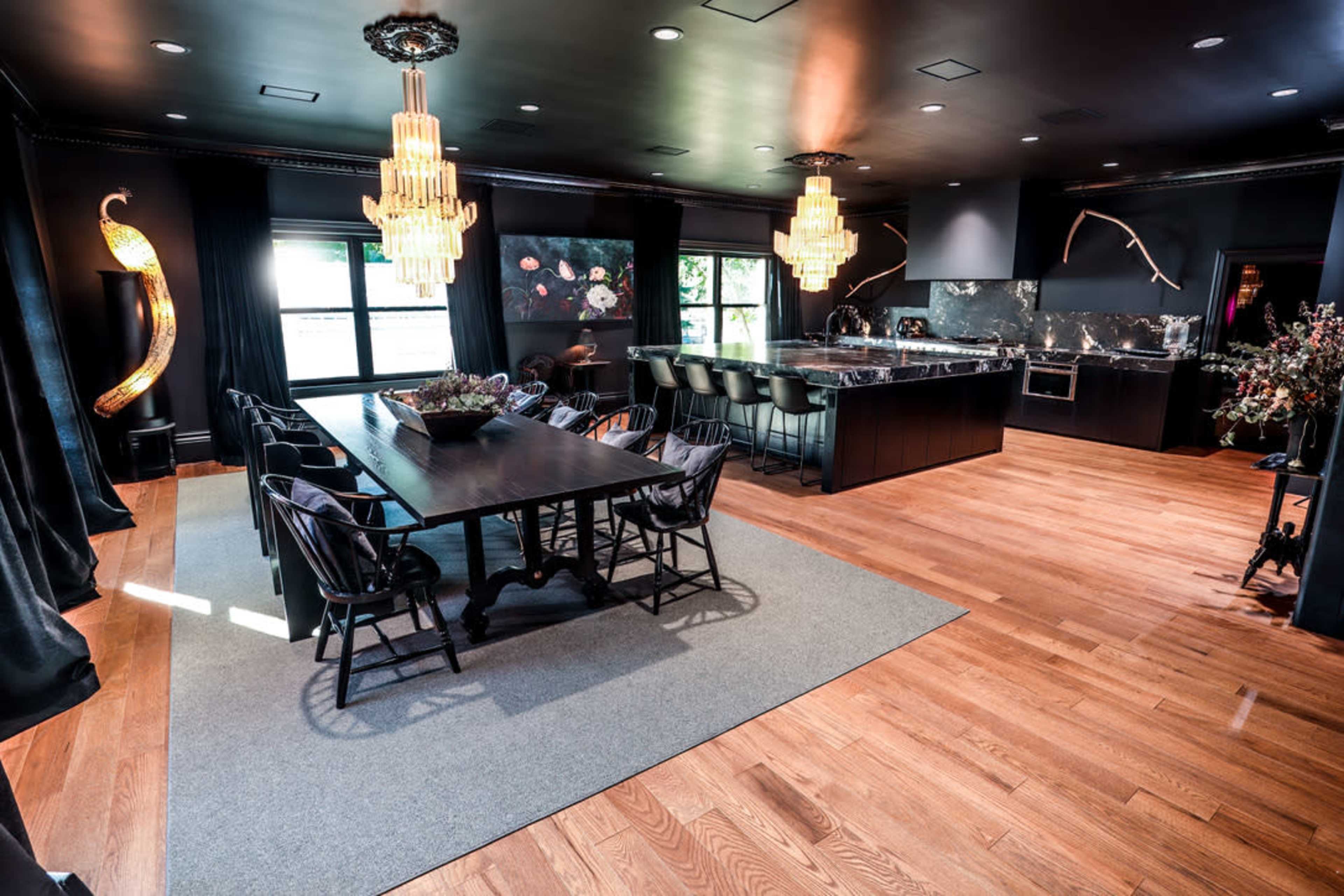 Luxury 14,000sq ft Mansion. Former funeral home Image in Dresden, Dresden, ON